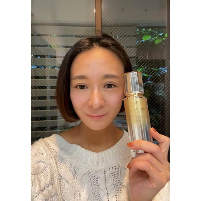 佐藤佳菜子さんのインスタグラム写真 - (佐藤佳菜子Instagram)「化粧品に関して、 世の中に『良い』とされるものが 多すぎる。  加えて 新しい進化が早すぎるものだから いつだって、 あれやこれやと移ろう 婦人の心。  その中で、 どのシーズンでも 移ろわずにそこにいて、  困ったとき、 ここぞというとき、 安心感を与えてくれるのが  『クレ・ド・ポー ボーテ』 のシリーズ。  わたしのなかでは 守り神的な存在。  今回、うれしいことに クレ・ド・ポー ボーテの 新しい美容液 「セラムラフェルミサンＳｎ」を 試させてもらえる機会を いただいた。  ハリに訴えかけると はっきりと 言ってくださっているけれど、 それは、もちろん こちらの悩みのど真ん中。  ハタチの肌にしてくれるとは こちらも思っていない。 だけどほんの少しだけ 時を止めてくれたら。  そんな思いではじめた セラムラフェルミサン生活も 終わりを迎える。  先週、 忙しさがピークだった日の夜、 気分的にはヨレヨレの中、 コーディネートを 見にきたライターさんが  『え、疲れていると思わなかった。 肌ぴかぴかじゃん』  と一言。 神か仏か クレ・ド・ポー ボーテか。  要するに、中年婦人は 肌と髪さえツヤツヤならば 老けて見えないのだと、 その人は言った。  このシリーズを使っている以外 とくに自分に手をかけていた わけではなかったけれど  こんなふうに 見てもらえるなら もうそれだけで 続けた甲斐があった。  まぁ、 そんなご報告です。  #PR #クレドポーボーテ #エイジングデザインスペシャリスト #4Dハリ美容液 #Vフォースエクササイズ　#セラムラフェルミサンSn @cledepeaubeaute」10月18日 17時20分 - kanakosato1019