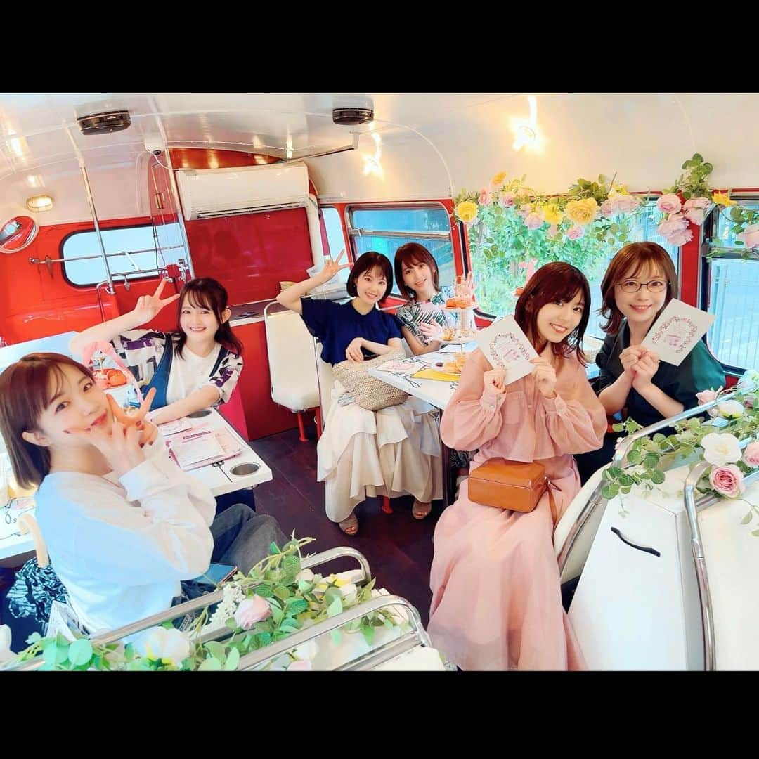 種田梨沙さんのインスタグラム写真 - (種田梨沙Instagram)「🚌🌹☕️  先日、６人でアフタヌーンティーに行ってきました！  ただのアフタヌーンティーではなく、 なんとロンドンバスに乗って渋谷周辺を巡る アフタヌーンティーバスツアーです✨  実はイギリス旅行行った時に たかみなとロンドンバージョンに乗ったのですが 今回は東京をおしゃれにめぐりました♪  久々に６人揃ってあつまれて 数時間じゃ全然時間足りなかったよー！ アフタヌーンティーのあとも 喋り足りなかったのでレストランはしごしました🍽️ 楽しすぎて箸が転んでも笑えるレベルでずっと笑ってた🤣  色んなエピソードがまた生まれたのですが 詳細はみんなのラジオで語られてると思うので ぜひそちらを聞いて雰囲気を感じ取ってください笑  いつか本場のイギリスにも ６人揃って旅行に行けたらいいな！ 私の人生で絶対に叶えたい夢の１つです！！  そういえば最後の写真の並び順、 何の並び順と同じか気付いた方はコメントで♡  #Rhodanthe＊ #西明日香 #田中真奈美 #種田梨沙 #内山夕実 #東山奈央 #諏訪彩花」10月18日 17時21分 - tane_da_dayo