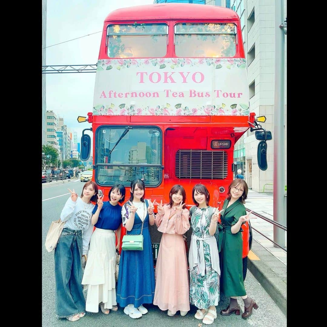 種田梨沙さんのインスタグラム写真 - (種田梨沙Instagram)「🚌🌹☕️  先日、６人でアフタヌーンティーに行ってきました！  ただのアフタヌーンティーではなく、 なんとロンドンバスに乗って渋谷周辺を巡る アフタヌーンティーバスツアーです✨  実はイギリス旅行行った時に たかみなとロンドンバージョンに乗ったのですが 今回は東京をおしゃれにめぐりました♪  久々に６人揃ってあつまれて 数時間じゃ全然時間足りなかったよー！ アフタヌーンティーのあとも 喋り足りなかったのでレストランはしごしました🍽️ 楽しすぎて箸が転んでも笑えるレベルでずっと笑ってた🤣  色んなエピソードがまた生まれたのですが 詳細はみんなのラジオで語られてると思うので ぜひそちらを聞いて雰囲気を感じ取ってください笑  いつか本場のイギリスにも ６人揃って旅行に行けたらいいな！ 私の人生で絶対に叶えたい夢の１つです！！  そういえば最後の写真の並び順、 何の並び順と同じか気付いた方はコメントで♡  #Rhodanthe＊ #西明日香 #田中真奈美 #種田梨沙 #内山夕実 #東山奈央 #諏訪彩花」10月18日 17時21分 - tane_da_dayo