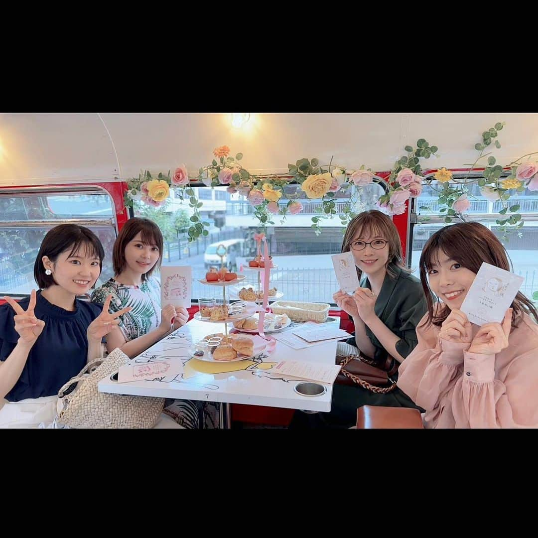 種田梨沙さんのインスタグラム写真 - (種田梨沙Instagram)「🚌🌹☕️  先日、６人でアフタヌーンティーに行ってきました！  ただのアフタヌーンティーではなく、 なんとロンドンバスに乗って渋谷周辺を巡る アフタヌーンティーバスツアーです✨  実はイギリス旅行行った時に たかみなとロンドンバージョンに乗ったのですが 今回は東京をおしゃれにめぐりました♪  久々に６人揃ってあつまれて 数時間じゃ全然時間足りなかったよー！ アフタヌーンティーのあとも 喋り足りなかったのでレストランはしごしました🍽️ 楽しすぎて箸が転んでも笑えるレベルでずっと笑ってた🤣  色んなエピソードがまた生まれたのですが 詳細はみんなのラジオで語られてると思うので ぜひそちらを聞いて雰囲気を感じ取ってください笑  いつか本場のイギリスにも ６人揃って旅行に行けたらいいな！ 私の人生で絶対に叶えたい夢の１つです！！  そういえば最後の写真の並び順、 何の並び順と同じか気付いた方はコメントで♡  #Rhodanthe＊ #西明日香 #田中真奈美 #種田梨沙 #内山夕実 #東山奈央 #諏訪彩花」10月18日 17時21分 - tane_da_dayo