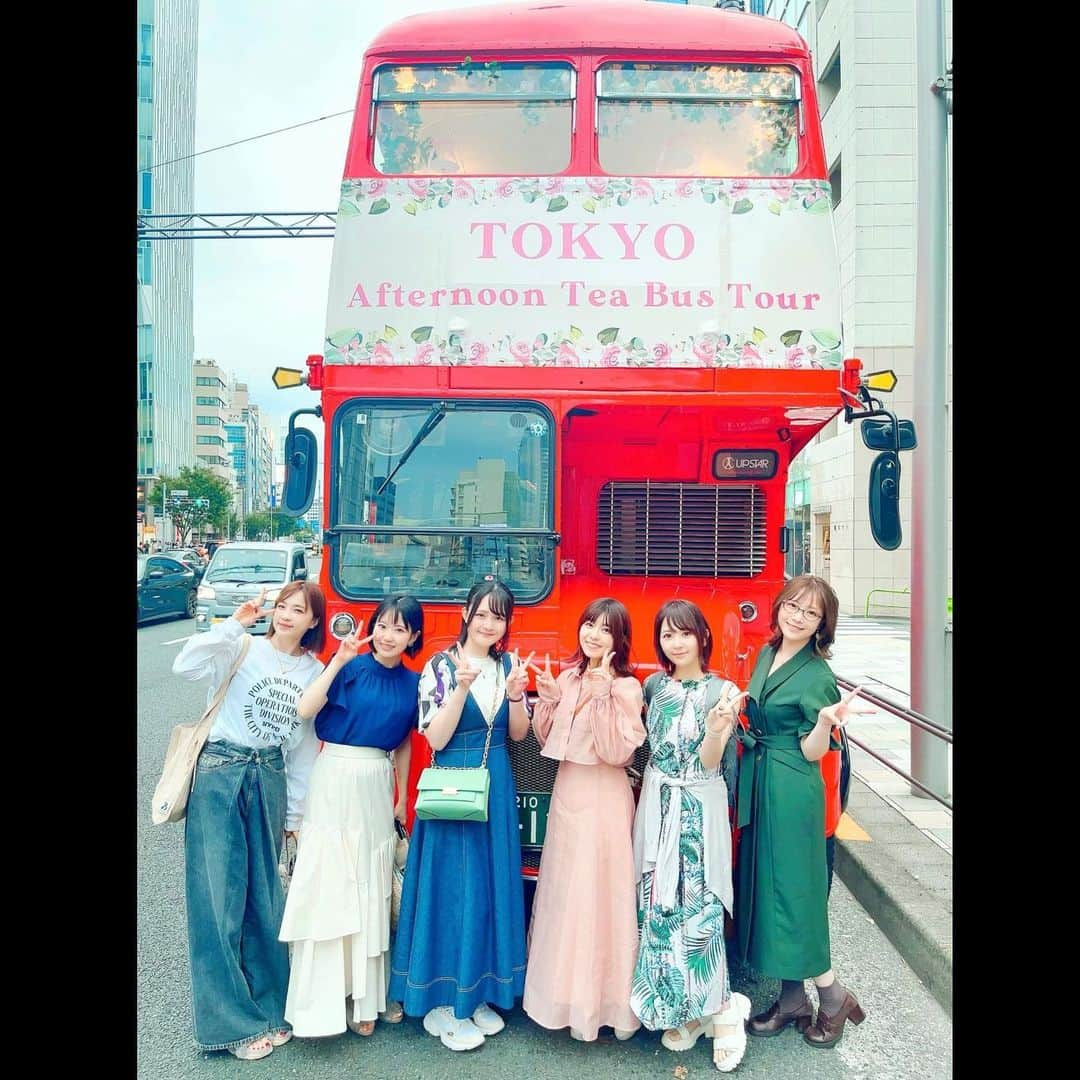 種田梨沙さんのインスタグラム写真 - (種田梨沙Instagram)「🚌🌹☕️  先日、６人でアフタヌーンティーに行ってきました！  ただのアフタヌーンティーではなく、 なんとロンドンバスに乗って渋谷周辺を巡る アフタヌーンティーバスツアーです✨  実はイギリス旅行行った時に たかみなとロンドンバージョンに乗ったのですが 今回は東京をおしゃれにめぐりました♪  久々に６人揃ってあつまれて 数時間じゃ全然時間足りなかったよー！ アフタヌーンティーのあとも 喋り足りなかったのでレストランはしごしました🍽️ 楽しすぎて箸が転んでも笑えるレベルでずっと笑ってた🤣  色んなエピソードがまた生まれたのですが 詳細はみんなのラジオで語られてると思うので ぜひそちらを聞いて雰囲気を感じ取ってください笑  いつか本場のイギリスにも ６人揃って旅行に行けたらいいな！ 私の人生で絶対に叶えたい夢の１つです！！  そういえば最後の写真の並び順、 何の並び順と同じか気付いた方はコメントで♡  #Rhodanthe＊ #西明日香 #田中真奈美 #種田梨沙 #内山夕実 #東山奈央 #諏訪彩花」10月18日 17時21分 - tane_da_dayo