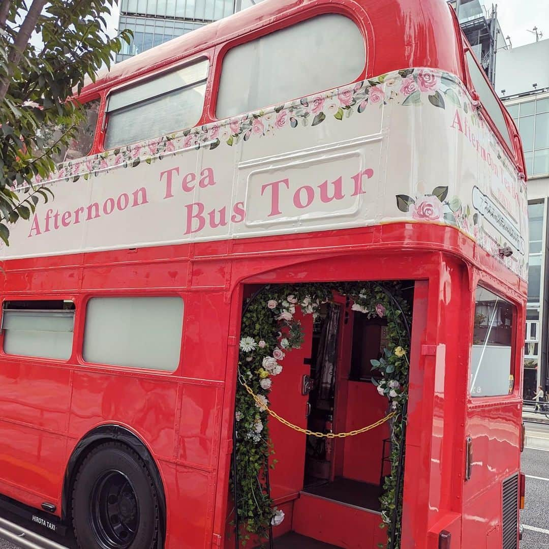 種田梨沙のインスタグラム：「🚌🌹☕️  先日、６人でアフタヌーンティーに行ってきました！  ただのアフタヌーンティーではなく、 なんとロンドンバスに乗って渋谷周辺を巡る アフタヌーンティーバスツアーです✨  実はイギリス旅行行った時に たかみなとロンドンバージョンに乗ったのですが 今回は東京をおしゃれにめぐりました♪  久々に６人揃ってあつまれて 数時間じゃ全然時間足りなかったよー！ アフタヌーンティーのあとも 喋り足りなかったのでレストランはしごしました🍽️ 楽しすぎて箸が転んでも笑えるレベルでずっと笑ってた🤣  色んなエピソードがまた生まれたのですが 詳細はみんなのラジオで語られてると思うので ぜひそちらを聞いて雰囲気を感じ取ってください笑  いつか本場のイギリスにも ６人揃って旅行に行けたらいいな！ 私の人生で絶対に叶えたい夢の１つです！！  そういえば最後の写真の並び順、 何の並び順と同じか気付いた方はコメントで♡  #Rhodanthe＊ #西明日香 #田中真奈美 #種田梨沙 #内山夕実 #東山奈央 #諏訪彩花」