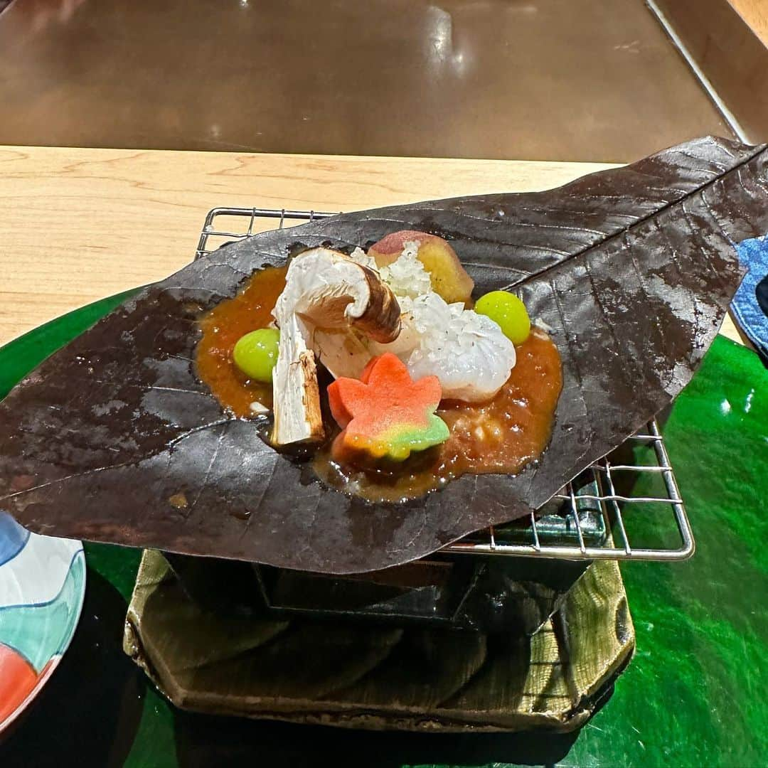 市原彩花さんのインスタグラム写真 - (市原彩花Instagram)「秋の味覚が食べたくて @maetomo.restaurant へ🍁 以前お誕生日の時に食べに来て、美味しくて忘れられなくて再訪🥰 +$100でマツタケコースにしてもらったよ🥹幸 秋ってなんでこんなにご飯美味しいの〜🥹🍁 マツタケご飯2回お代わりした✌️  #maetomo#maetomorestaurant #松茸#マツタケ#japanesefood#japanesecuisine#kappo#omakase#sgfood#foodporn#sgfoodporn#singaporefoodie#sgeats#sgfoodie#singaporerestaurant#シンガポールグルメ#singapore#シンガポール#singapura#海外生活#海外旅行#海外移住#シンガポール旅行 #あーちゃんシンガポール」10月18日 17時27分 - ayaka_ichihara