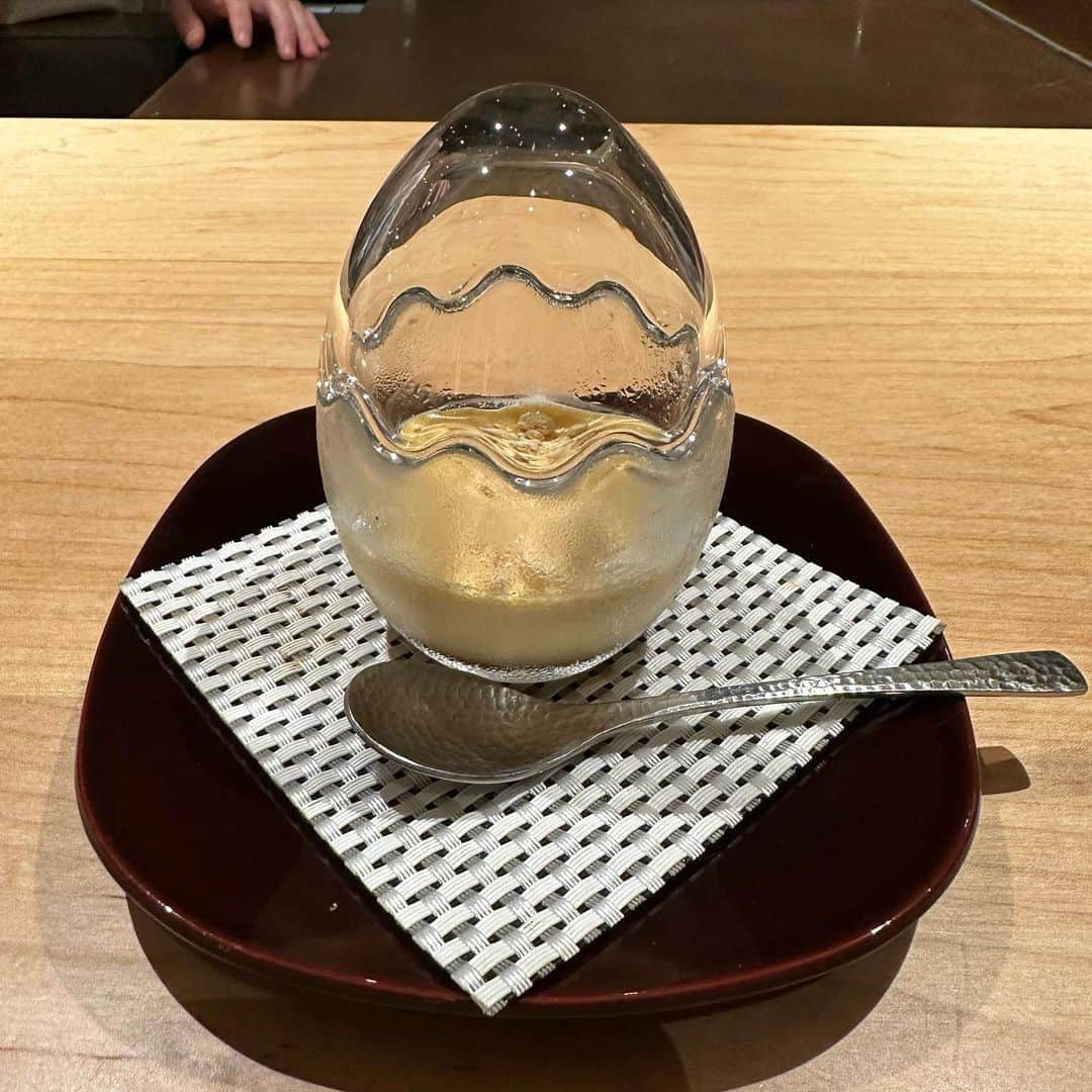 市原彩花さんのインスタグラム写真 - (市原彩花Instagram)「秋の味覚が食べたくて @maetomo.restaurant へ🍁 以前お誕生日の時に食べに来て、美味しくて忘れられなくて再訪🥰 +$100でマツタケコースにしてもらったよ🥹幸 秋ってなんでこんなにご飯美味しいの〜🥹🍁 マツタケご飯2回お代わりした✌️  #maetomo#maetomorestaurant #松茸#マツタケ#japanesefood#japanesecuisine#kappo#omakase#sgfood#foodporn#sgfoodporn#singaporefoodie#sgeats#sgfoodie#singaporerestaurant#シンガポールグルメ#singapore#シンガポール#singapura#海外生活#海外旅行#海外移住#シンガポール旅行 #あーちゃんシンガポール」10月18日 17時27分 - ayaka_ichihara