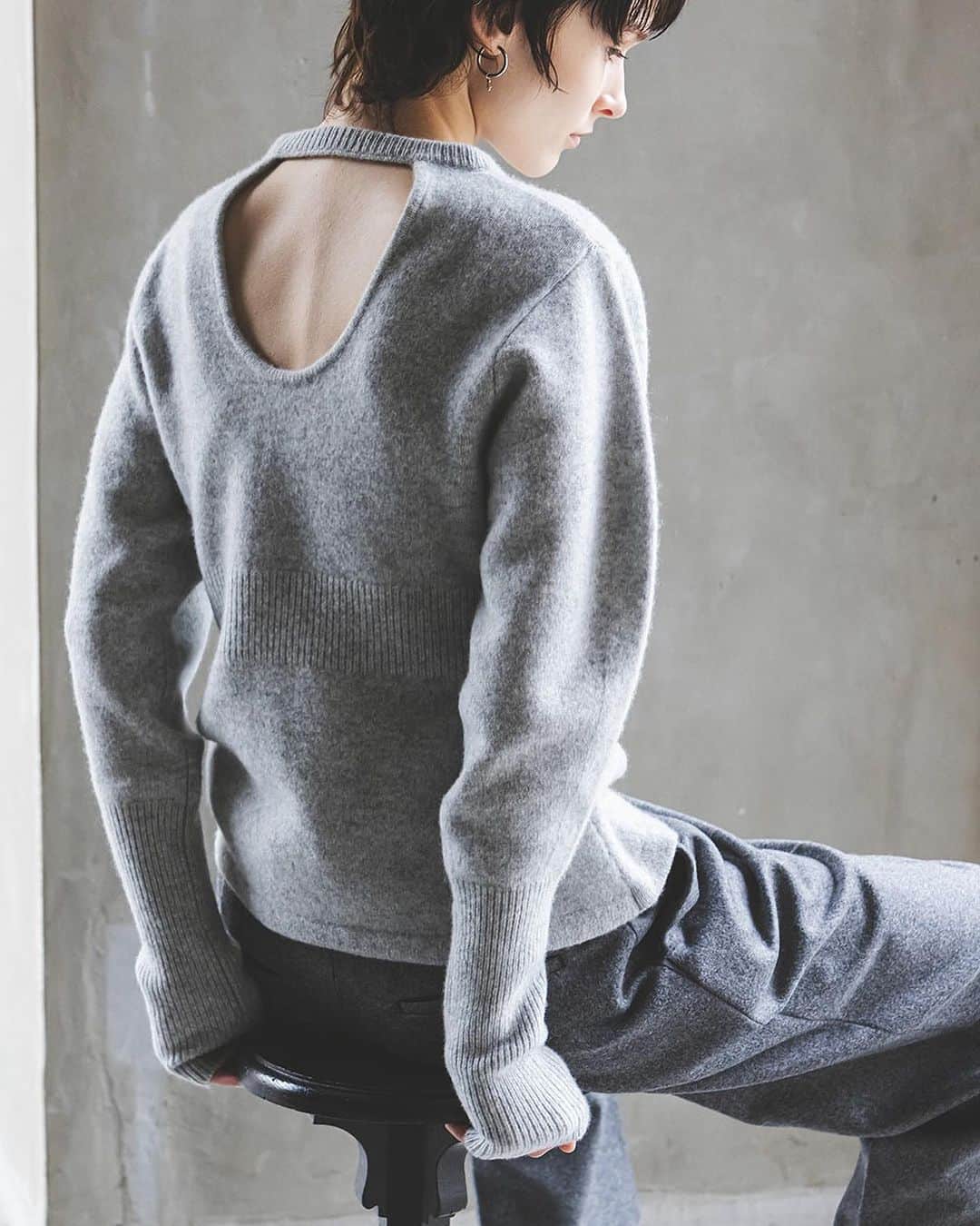 ENCHAINEMENT/mignonのインスタグラム：「—pre order—  "Waist rib stitch knit" ブラック/オフホワイト/ライトグレー No.7034506  タスマニアウール糸を使用したニットで大変柔らかくて着心地抜群な素材を使用しています。 ウェスト部分はリブ仕立てになっており、ウェストマークしたコンパクトなシルエットになっています。それに対して袖はパフスリーブでボリューム感があり袖口に向かってキュッとした袖になっておりバランスが絶妙にかわいいです。またバックスタイルを大きく開けて抜け感のある女性らしいデザインになっています。  #enchainement #アンシェヌマン #アトレ恵比寿 #新丸の内ビル #淀屋橋odona #なんばパークス #広島パセーラ #アミュプラザ博多」