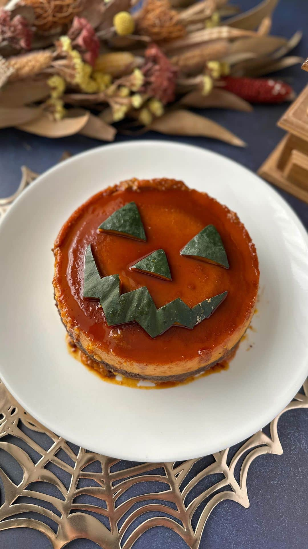 ひろこぱんのインスタグラム：「Pumpkin Brazilian Pudim✨ カボチャでブラジルプジン🇧🇷✨ ハロウィンっぽく仕上げましたー🎃  カボチャで作ったコンデンスミルクのプリンがとっても美味しくてほっぺた落ちそうでした🍮✨  上はプリン、下はココアスポンジ、得した気分になっちゃうブラジルプジン😋✨  #ブラジルプジン #プリン #プリンケーキ #コンデンスミルク #ハロウィン #halloween」