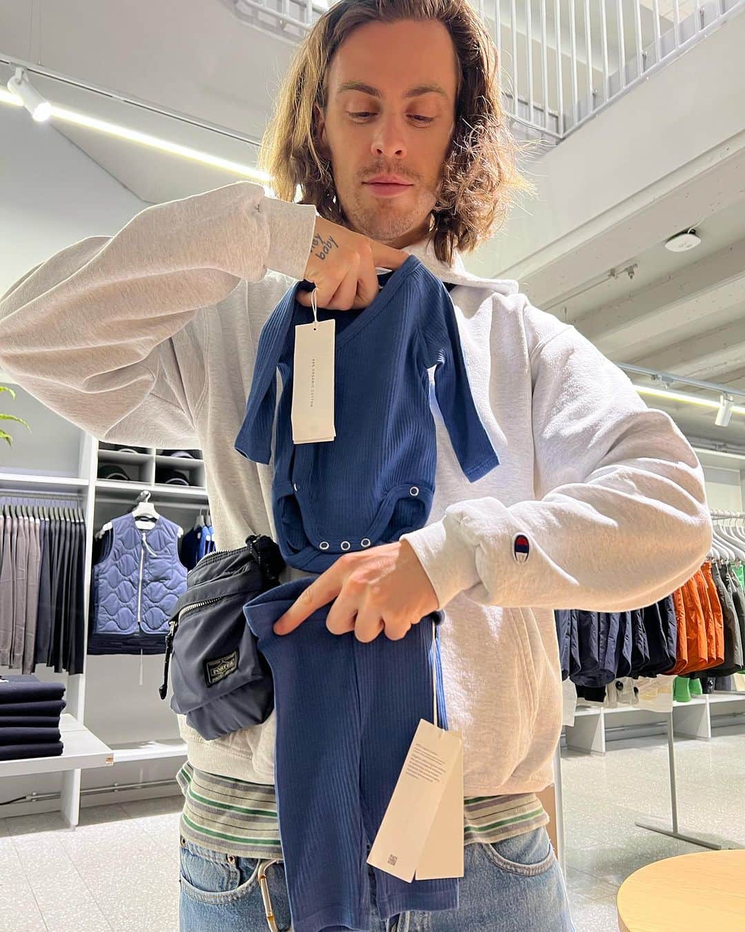 のインスタグラム：「GOT GREAT NEWS AT THE BEGINNING OF THIS YEAR SO TOOK SOME OFF TIME TO PREP BODY AND MIND. 🧘🏼‍♂️✨☀️🌿🥗📚」