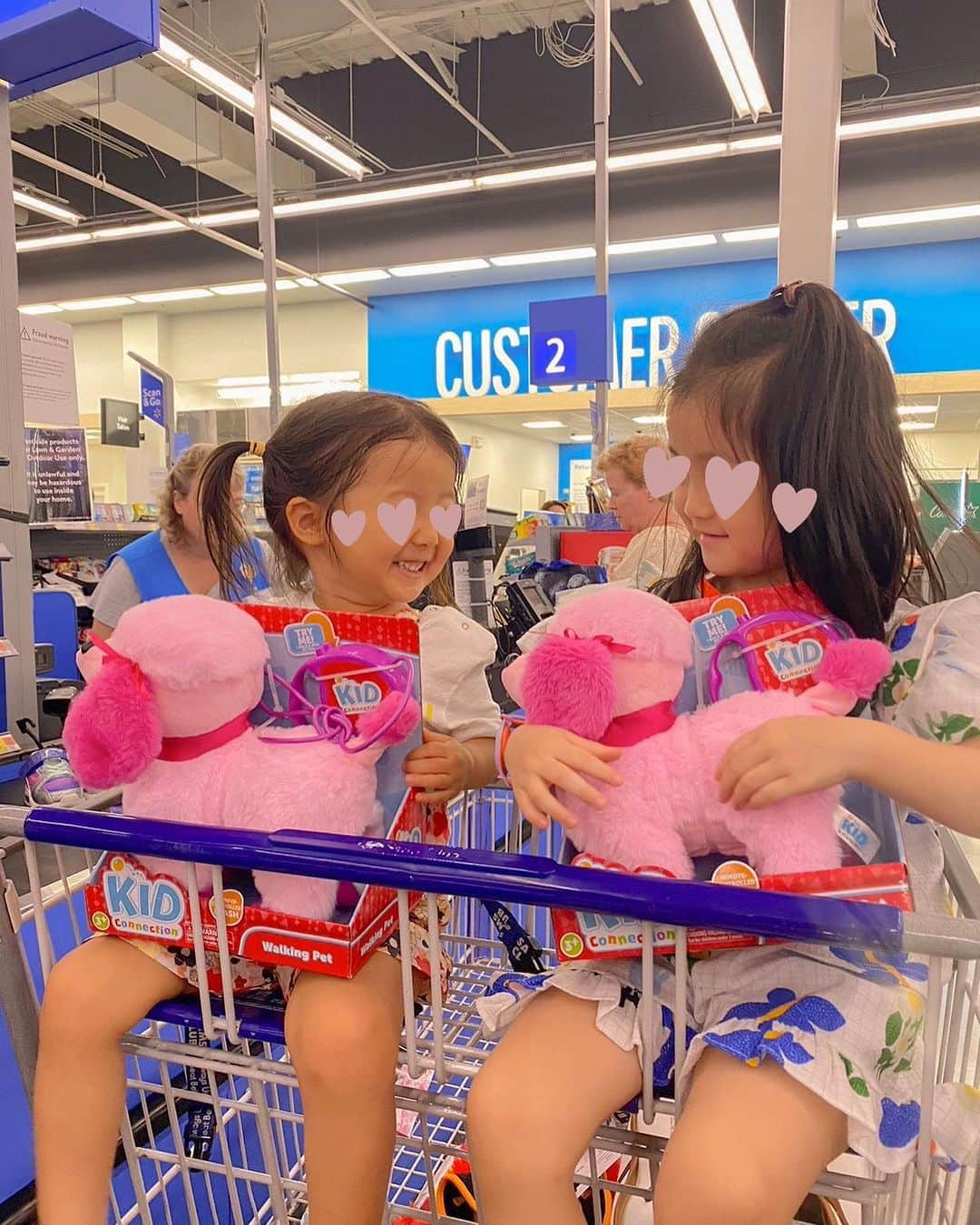 林弓束さんのインスタグラム写真 - (林弓束Instagram)「. walmartでお買い物🎵 規模がすごい❤️ ハロウィングッズは アラモアナSCのtargetより walmartの方がたくさんありました🎃 . コスチュームの種類も豊富❤️ ハロウィンに向けて買いました♪ とくに娘たちはラプンツェルの髪の毛クリップをお気に召してた❣️ . 好きなおもちゃひとつだけよ❗️で おそろいの犬のおもちゃを選んでた仲良しふたり💓 . 2人並んで座れるカートに乗ってご満悦の様子でした❤️ . . . .  . #3歳  #女の子ママ  #2020年5月生まれ　#東京 #3歳女の子 #子連れハワイ #ハワイ旅行 #子連れハワイレポ #子連れハワイ旅行 #子連れ旅行 #hawaii #hawaiitrip  #子供服 #こどもふく #まはりふく  #東京ママ #yzktrip #walmart」10月18日 17時24分 - hayashiyuzuka