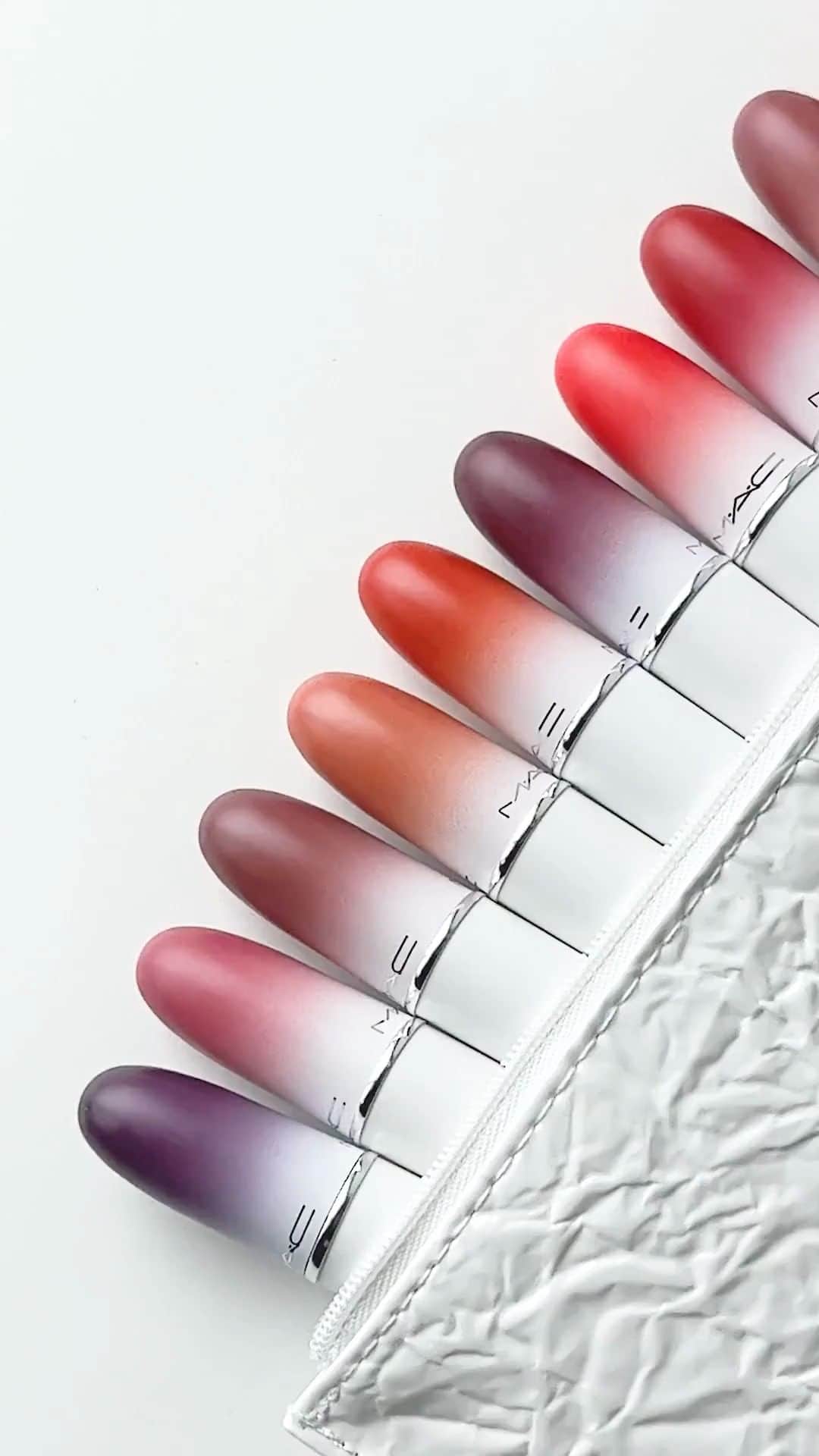 のインスタグラム：「Vous ne pouvez pas vous passer de 💄 ?   Notre coffret Lips By The Dozen est fait pour vous.  Ils se compose de 12 mini #PowderKiss au sublime fini mat, dans un écrin exclusif.  Nous vous invitons à taguer en commentaire un.e ami.e pour lui rappeler que les fêtes de fin d’année approchent ! 😜🎁  #MacHoliday  #MacBizarreBlizzardBash  #Nouveauté #Lipstick」