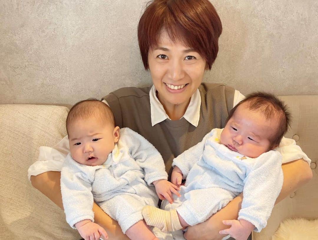 高橋みゆきさんのインスタグラム写真 - (高橋みゆきInstagram)「ネイル💅チェーンジ🎶 そして色ちゃん姉妹のベビーに癒された〜🥰姉妹でほぼ同じ時期に出産🤰🤰男の子と女の子❤️ただただ可愛い🥹」10月18日 17時31分 - shin_miyukichi