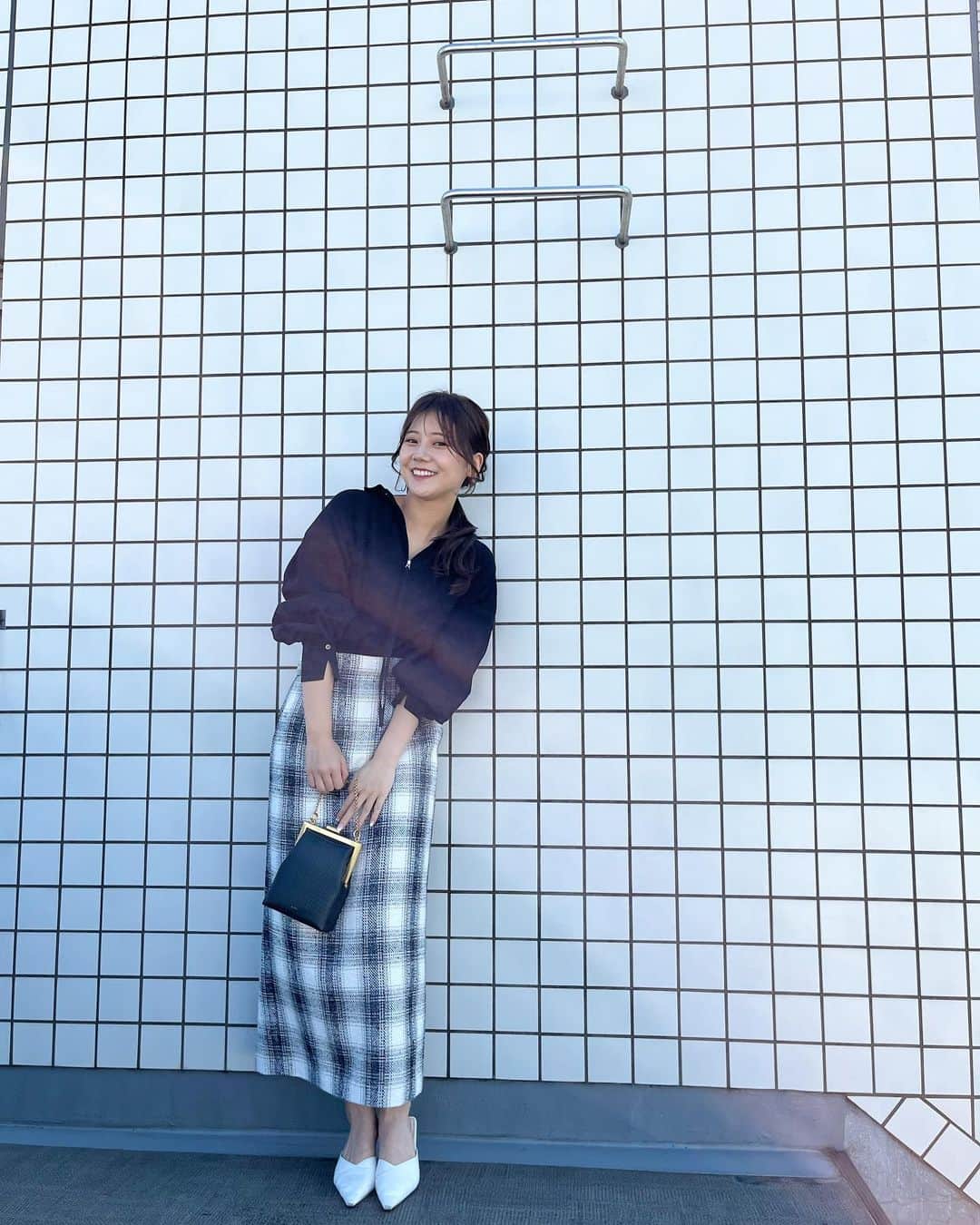 のインスタグラム：「🍂 秋らしいチェック柄スカート♡  チェックは秋冬になると履きたくなるのよね⛄️ コラボさせて頂いた2wayのブラックトップスと合わせてより秋コーデぽくしてみた✌️  #pr #naturalbeautybasic #nbb  #ナチュラルビューティーベーシック #秋服」