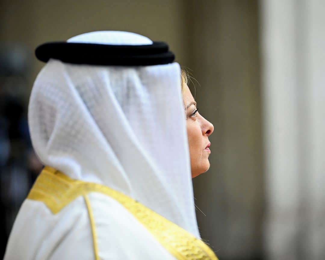 AFP通信のインスタグラム：「AFP Photo 📷 @d077 - Italian Prime Minister Giorgia Meloni (R) stands with Bahrain's King Hamad bin Isa Al Khalifa (L) as they meet in Rome Palazzo Chigi on October 17, 2023.」