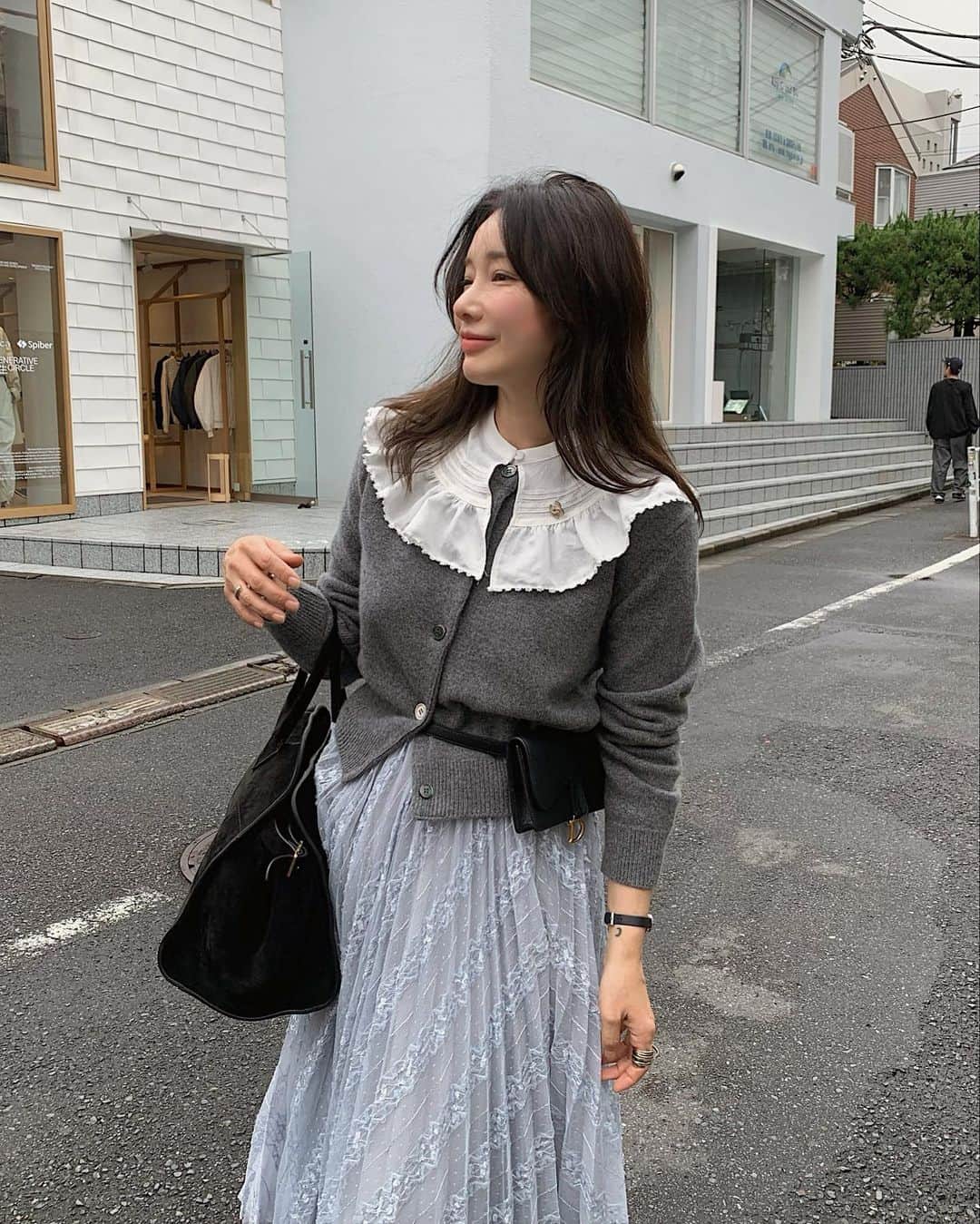 nanaのインスタグラム：「불화자 다음으로 턱받이🧏🏼 오늘 저녁에 만나효  러블리한 레이스 칼라는 앞 뒤 옆 모두모두 예쁨🖤  그레이 레이스 스커트는  말모예쁨🖤  #나나는도쿄여행중」