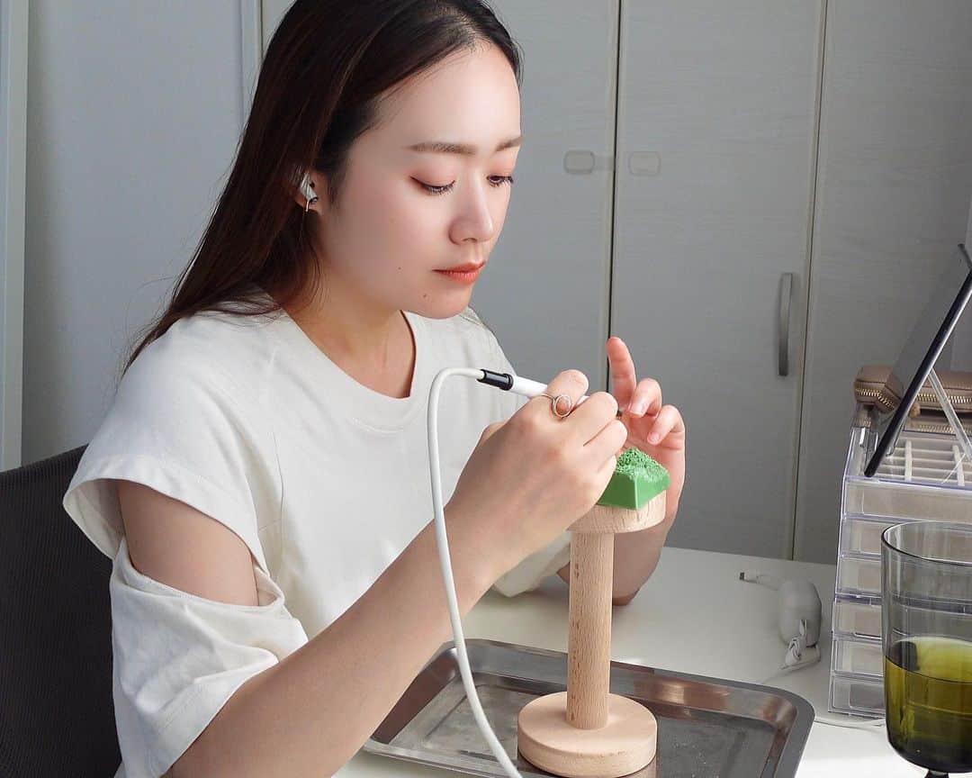 sayumi katoさんのインスタグラム写真 - (sayumi katoInstagram)「9月はずっと通常業務にプラスして制作三昧の日々💍🕯️⛏️ 今順々に原型からジュエリーに仕立てている段階です。 ⁡ かなり集中力が要る作業で疲れるけれど、制作しながら、やっぱりジュエリー制作が大好きだなぁと再認識して楽しんでいた時期。 ⁡ ⁡ 仕上がってくるジュエリー達をぜひ楽しみにしていてください☺️👐🏻 ⁡ ⁡ @umejewelry_official  #jewelry_ume#ÜME#ユーミー#金属アレルギー対応ジュエリー#ジュエリー#ジュエリーデザイナー#ジュエリークラフトマン#原型制作#彫金」10月18日 19時00分 - say_ume