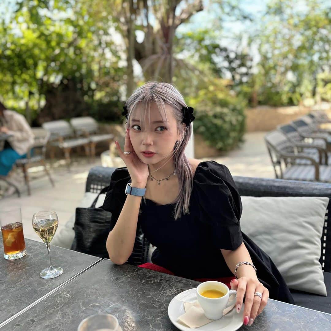 mam（まむ）さんのインスタグラム写真 - (mam（まむ）Instagram)「お久しぶりです！まむです。これはランチで優雅にシャンパンを飲むまむです！見ての通り元気です。皆さんは元気ですか？  夏も過ぎてあっという間に秋が来ましたが、いまだに半袖で出かけちゃう癖が治りません！😅 なのでまだ暫く半袖の写真が続くかも知れませんが許してねん。 みんなも季節風邪とか気をつけてね🥹🥹🥹」10月18日 17時40分 - mam_11_11