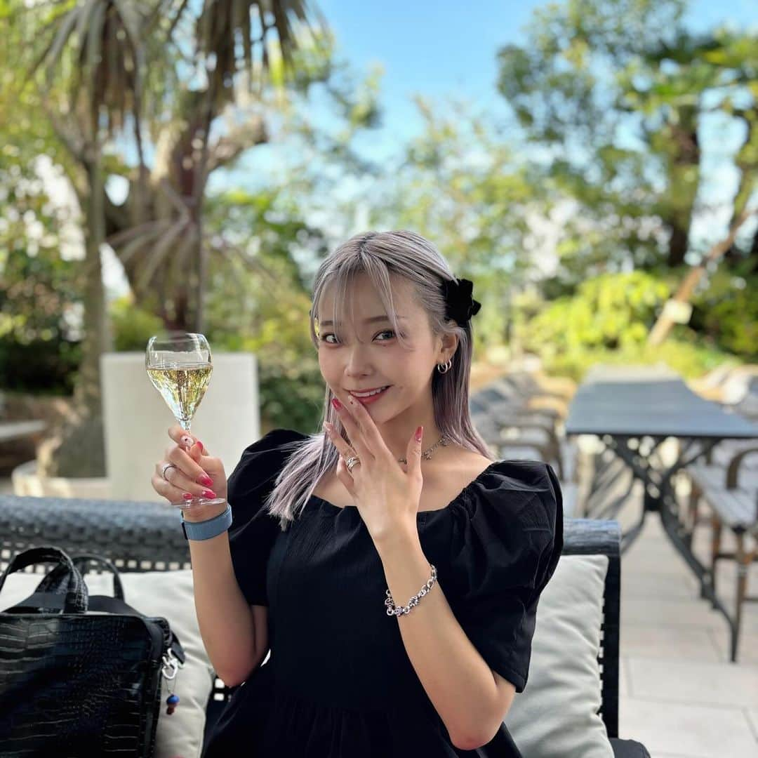 mam（まむ）のインスタグラム：「お久しぶりです！まむです。これはランチで優雅にシャンパンを飲むまむです！見ての通り元気です。皆さんは元気ですか？  夏も過ぎてあっという間に秋が来ましたが、いまだに半袖で出かけちゃう癖が治りません！😅 なのでまだ暫く半袖の写真が続くかも知れませんが許してねん。 みんなも季節風邪とか気をつけてね🥹🥹🥹」