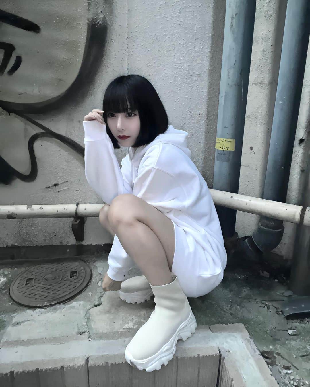 のインスタグラム：「. AKIRAのパーカー着てんだけどデザイン全然見えない🏍️ たまには白も☁️  @fabbyfabby_tokyo  ニットスニーカーブーツ(71990)」