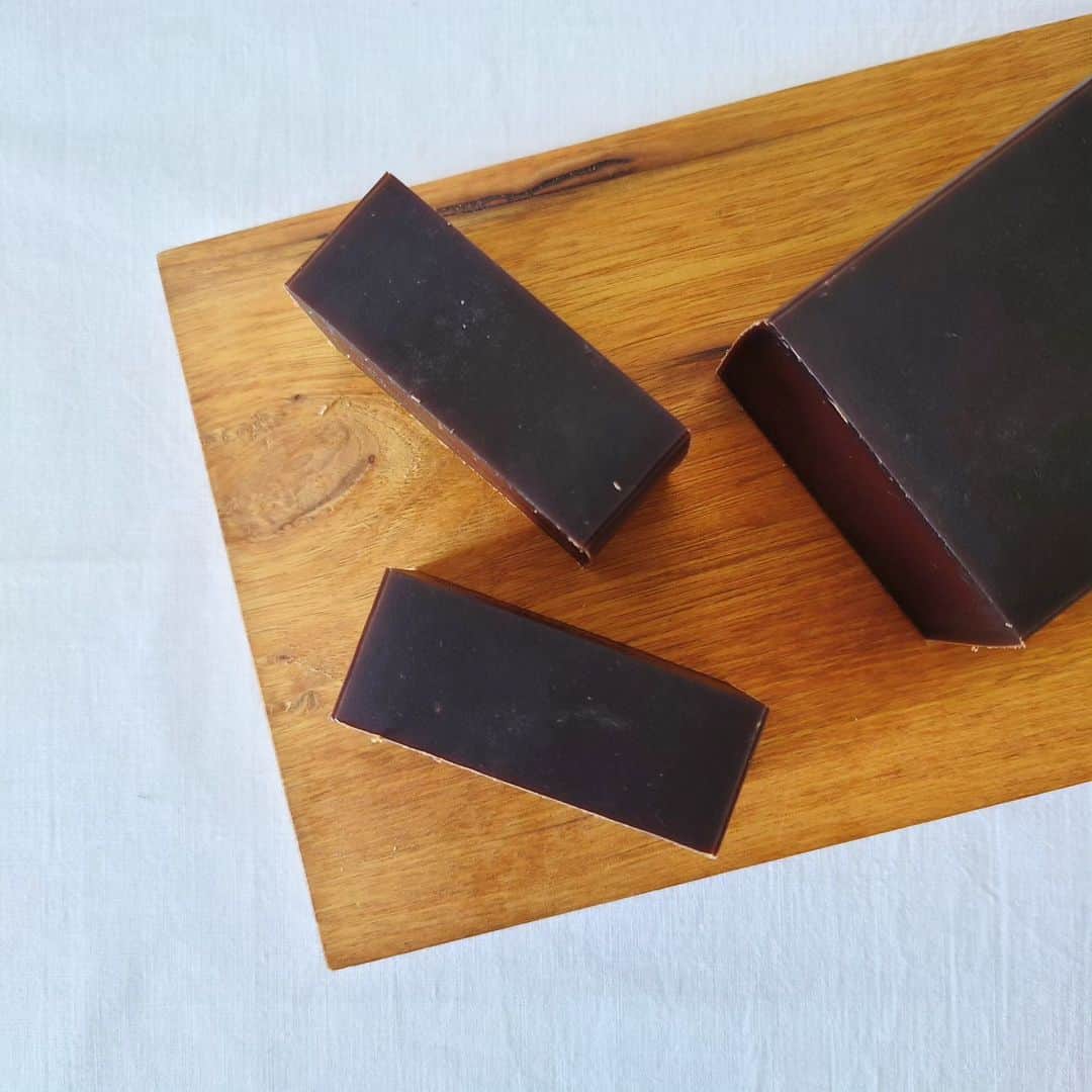 のインスタグラム：「. . 12月はSoap Lesson 2月のバレンタインに合わせてチョコレートのSoapです。 プレビューしていますので、日程などチェックしてみてくださいね。 . 年末なので日数が少なく、どのくらいお声をかけられるかなという感じ。 もう少し増やせるか検討してみます。 第2、3募集までいけるといいな。 . . お知らせ 明日からWEBSHOP、9月受付分の発送スタートします!! . . . #floatワークショップ #floathandmadesoap  #handmadesoap  . .」