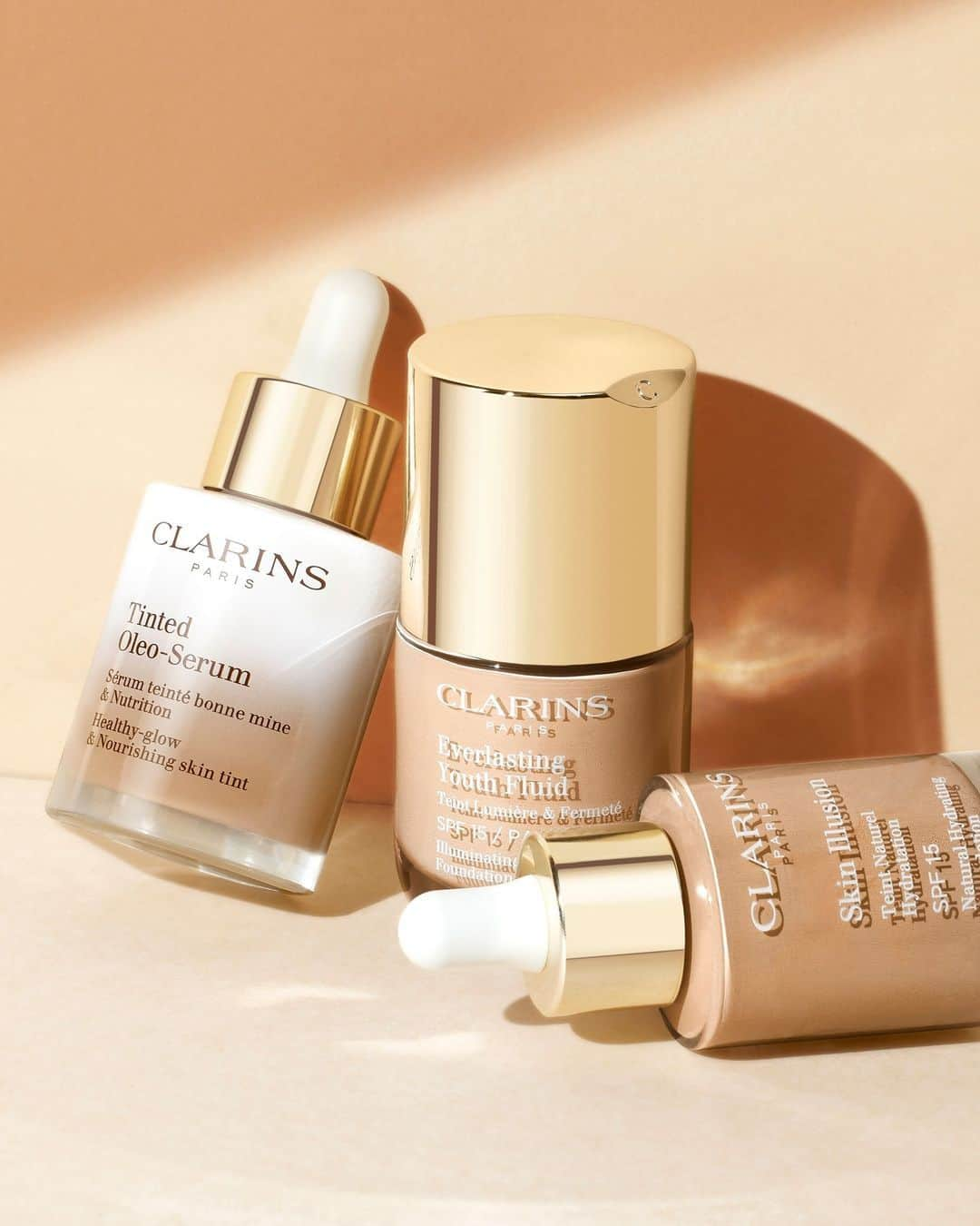 Clarins Italiaさんのインスタグラム写真 - (Clarins ItaliaInstagram)「Ad ogni pelle, il suo fondotinta 🙌  ✨ Tinted Oleo-Serum: il fondotinta in  siero, dal finish glow e dalla coprenza modulabile per un colorito luminoso e una pelle nutrita.  ✨ Everlasting Youth Fluid: il tuo fondotinta per ripristinare giovinezza e luminosità della pelle.  ✨ Skin Illusion: il fondotinta dal finish ultra-naturale, effetto “pelle nuda”.  Qual è il tuo?  #Clarins #ClarinsMakeUp #TintedOleoSerum #SkinIllusion #EverlastingYouthFluid #foundation」10月18日 17時49分 - clarinsitalia