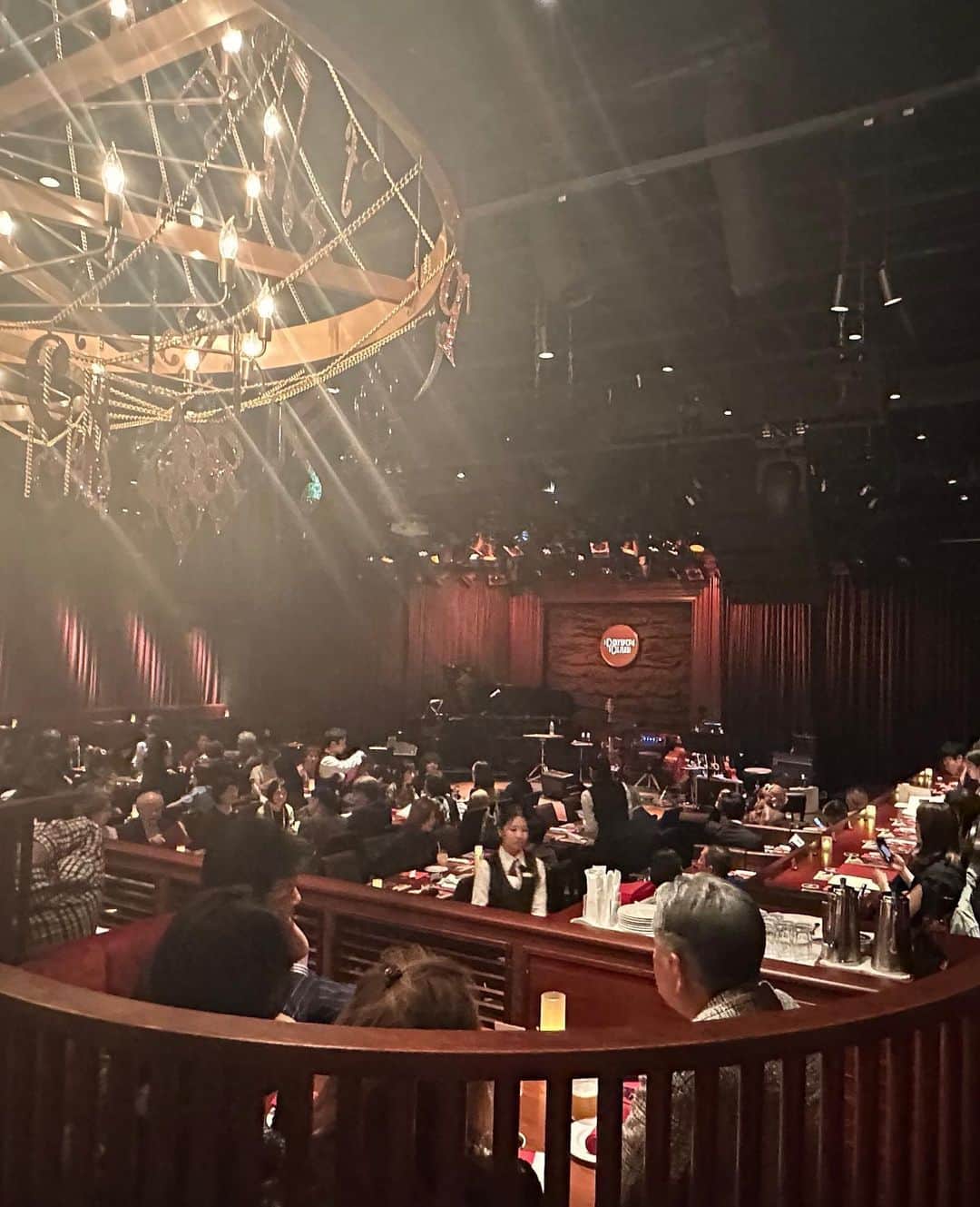 檀れいさんのインスタグラム写真 - (檀れいInstagram)「🌹🌹  LIVEレポート② 10/15、10/17両日とも本当にたくさんのお客様にご来場頂きました✨ ありがとうございました✨  とても温かく皆さんの笑顔と拍手に包まれた ステージ✨  エンターテイメントを通して多くの方を わくわくドキドキさせたい✨ 心が弾むような素敵な作品をお届けしたいと いつも思っていますが、LIVEではお客様からたくさんの幸せを私が頂きました✨  LIVEで共に過ごした時間は、とても温かく 素敵な時間✨ 皆さんの笑顔と拍手が次に進む 私の大きな力となります🌈✨  本当に嬉しい💖  来て下さった全てのお客様に感謝です✨  お写真！ 1枚目  最初のお衣装 この色のドレスは、昨年のLIVEの時から次にLIVEやるならこの色‼️と決めていました✨  2枚目、3枚目 お客様として劇場に入る時、演目の写真、ポスターを見るとよりわくわく感が募ります✨ 客席のこの雰囲気も大好き💕 さぁ、どんな幕が上がるんだろ〜って✨　 反対に出演者としては、気合いのスイッチが入ります笑‼️  LIVEレポートは続きます🌹  檀れい🌹  #檀れい #コットンクラブ #ドキドキわくわく #素敵なお客様 #皆さんありがとうございました #幸せな時間 #檀スタグラム」10月18日 17時49分 - danrei_official