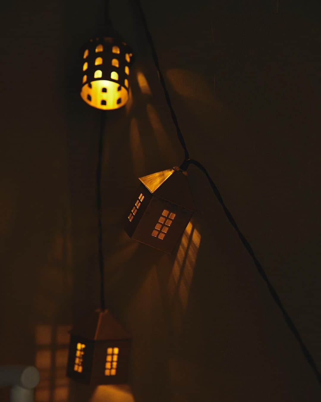 オルネ ド フォイユさんのインスタグラム写真 - (オルネ ド フォイユInstagram)「新入荷  ●本日23日（月） 18:00頃の販売開始です。  冬の夜を思い出す、小さな家の灯りを模した LEDガーランドが入荷します⛄️  壁に掛けたり、机に這わせたり、 様々な飾り方を楽しめるガーランド。  家の窓からもれる光や影がとても美しく、 印象的な空間を演出してくれますよ。  ラフな雰囲気もあるメタルパーツが、 甘すぎない可愛さで 大人のクリスマスにぴったりです。  商品名：LEDガーランド・ウインターヴィレッジ  ———————————————  ●商品詳細は販売開始後、 プロフィールのリンクからご確認ください。 👉@ornedefeuilles  ※検索画面で「ガーランド」でチェック🔎 ※オンラインショップと不動前店の取扱い商品は異なります。  ------------------------------------------------— 📣送料無料キャンペーン実施中（10/29まで） 税込3,900円以上のご購入で送料無料でお届けします。 ------------------------------------------------—  #ガーランド #クリスマス #LEDガーランド #オーナメント #クリスマス飾り #クリスマスインテリア #暮らしを楽しむ #心地よい暮らし #丁寧な暮らし #ornedefeuilles #オルネドフォイユ」10月23日 7時00分 - ornedefeuilles