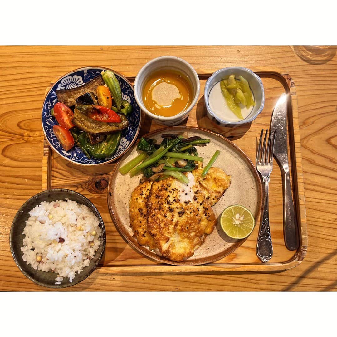 journaleatripのインスタグラム：「local consumption  地産地消とはいいますが 県内はもちろんのこと 神山町内の食材大半をしめて作られる (90%以上の時もあるそう) お皿の上の料理！ 😭✨  町の食堂から 小学校そして 今年できた高専の給食まで。 なんたることー。 そして美味しいぃー。 そしてみんなほとんど残さないそうー！  目の前の現実をみてこの感動と美味しーの 交差よ。」