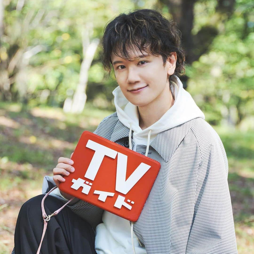 テレビ雑誌「週刊TVガイド」さんのインスタグラム写真 - (テレビ雑誌「週刊TVガイド」Instagram)「＼予約受付中＆絵柄解禁📢／ 「 #週刊TVガイド 11/10号」(11/1発売)に アニメ「ドッグシグナル」に 出演するKENNさんが登場✨  アニメイト通販購入者特典として 6種から選べる生写真を1枚プレゼント！   誌面は鋭意作成中…お楽しみに🐶🏸」10月18日 17時51分 - weeklytvguide