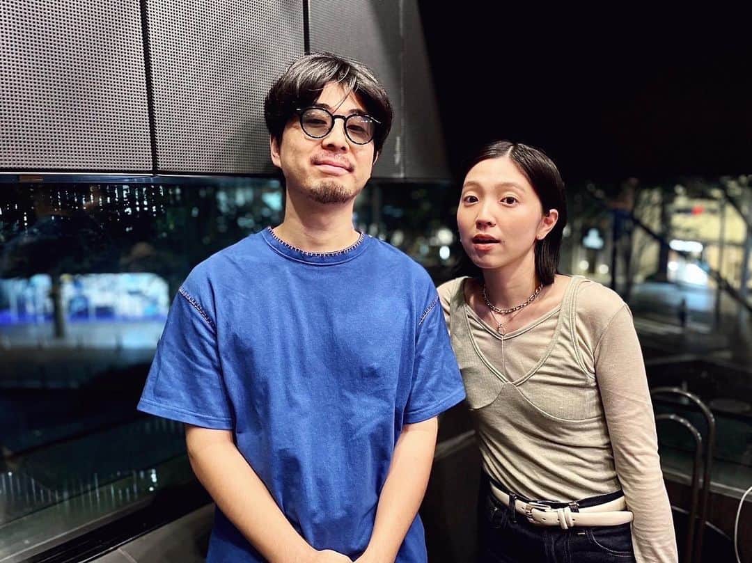 小谷実由のインスタグラム：「#おみゆの好き蒐集倶楽部 SAMOEDOの菅原慎一さんをお迎えしての最新回ep28が更新されました🐶🎸📼  今回は菅原さんとアジアの出会い、関係性などにフォーカス！菅原さんといえばアジア！というイメージは私が出会った頃からすでに定着していたのですが、一体どんな出会いだったんだろう？と私がとても気になっていたお話です😌  そして、台湾とベトナムから帰りたての我々が、アジアを旅することで気付いた「だから好きなんだよ〜」なところとは？私は菅原さんの話を聞いたのも相まって引き続き旅ロス中です（そろそろ脱したい）。  菅原さんにとっての好きとは？とっても快活で素敵な言葉で登場します。結局筋肉は裏切らないのよ（←これは私の主観です）💪❤️‍🔥  今回のおやつは私がバーで齧り付きたいあるもちもちです🌰 @omiyuno_sukiclub」