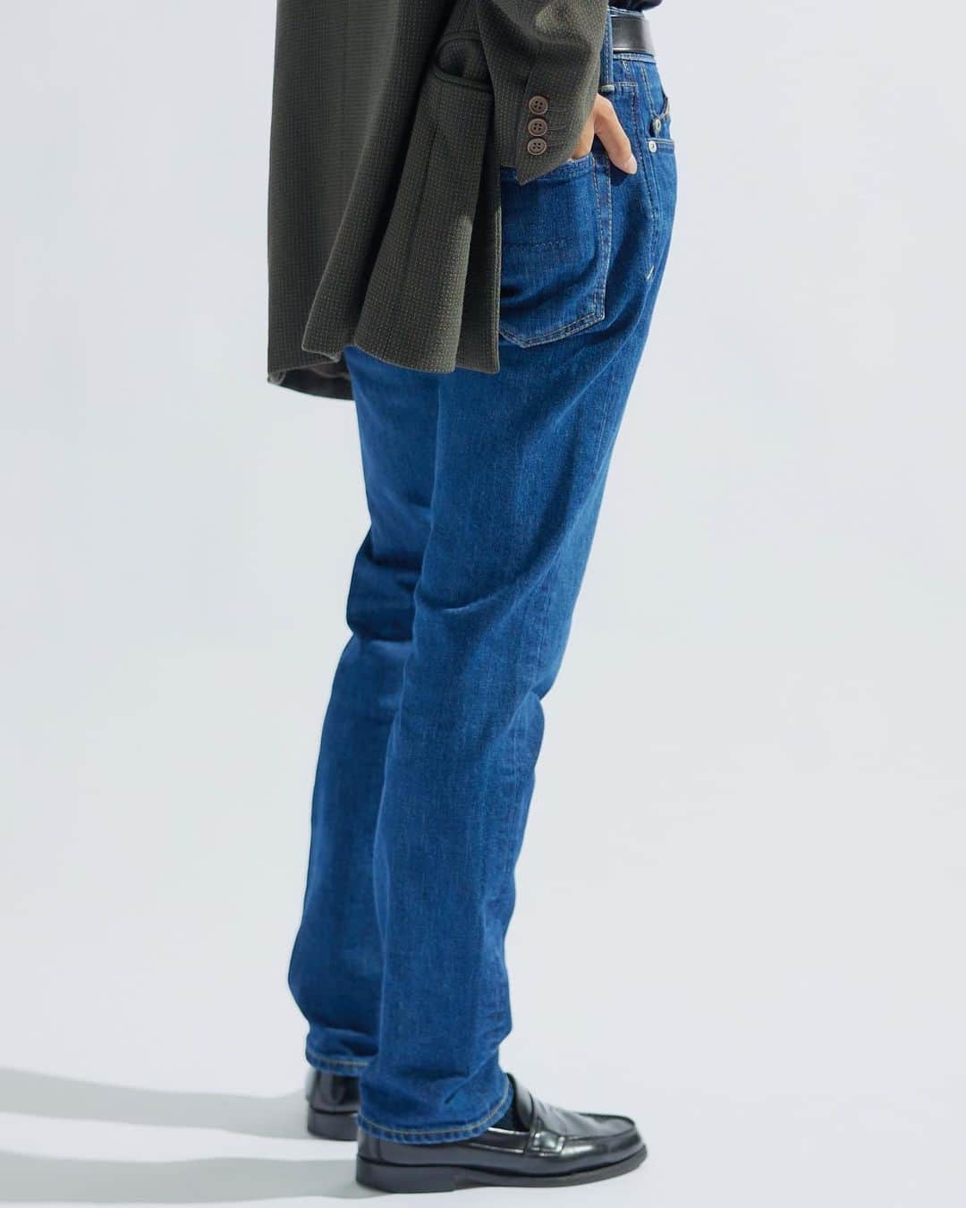 ヤヌークさんのインスタグラム写真 - (ヤヌークInstagram)「． ． MICHEL II - Slim Straight -  「モードな雰囲気で穿けるデニムは、ジャケットとローファーでキレイめに。 スリムストレートなので、シルエットのバランスを考えてオーバーサイズのジャケットをチョイスしました。 ブルーデニムとグリーンの合わせ方が好きでこのスタイルに決めました」  #yanuk#denim#fashion#Okayama#madeinjapan#skinny#ヤヌーク#デニム#デニムコーデ#スキニーデニム#スキニー#メンズファッション#ローファー#ジャケットコーデ#ストレートデニム#ブルーデニム」10月18日 18時01分 - yanuk_official
