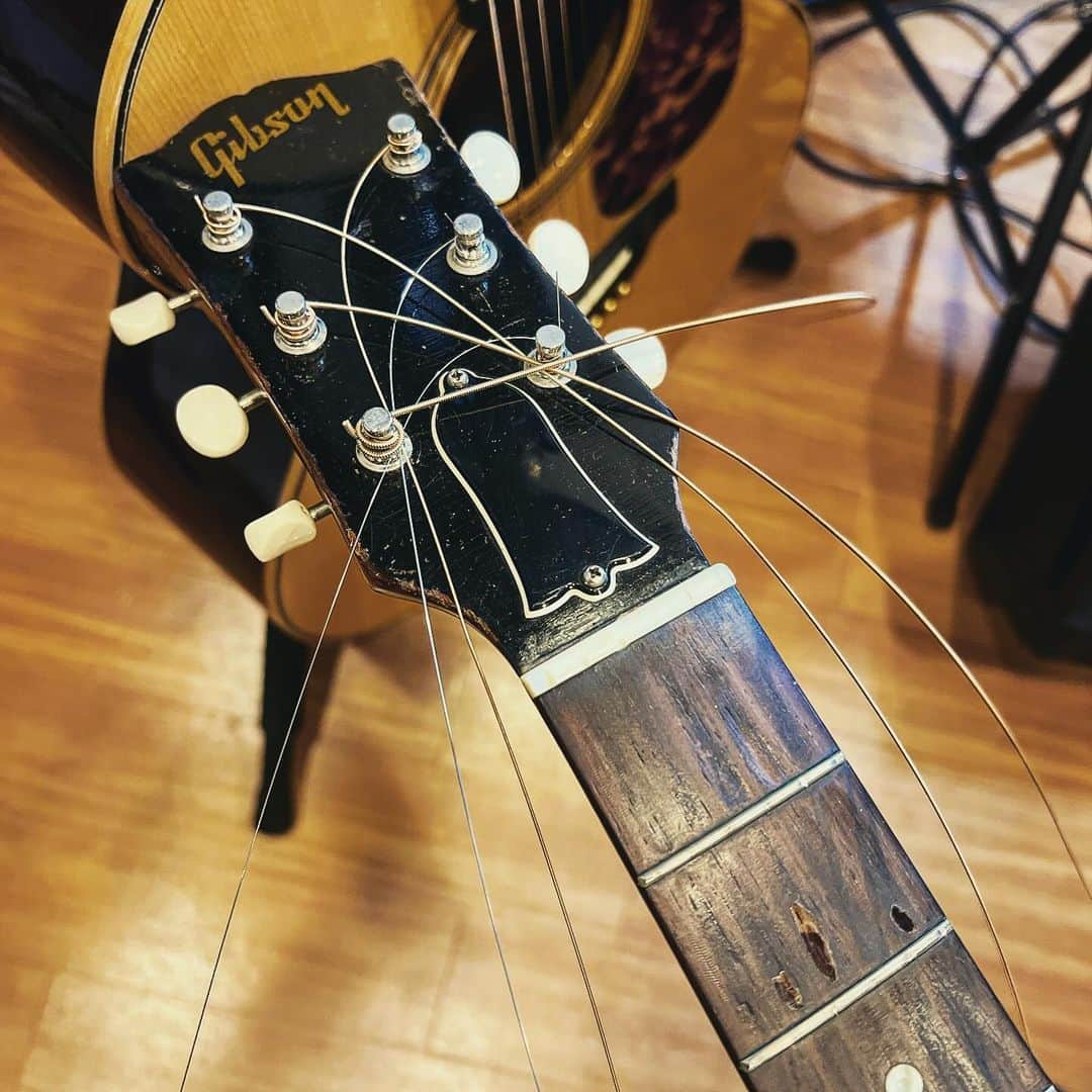 Chageのインスタグラム：「ーーーーーーーーーーーーーーーさてと、帯広の細道に向けて弦を張り替えましょう♪  #chageのずっと細道北海道」
