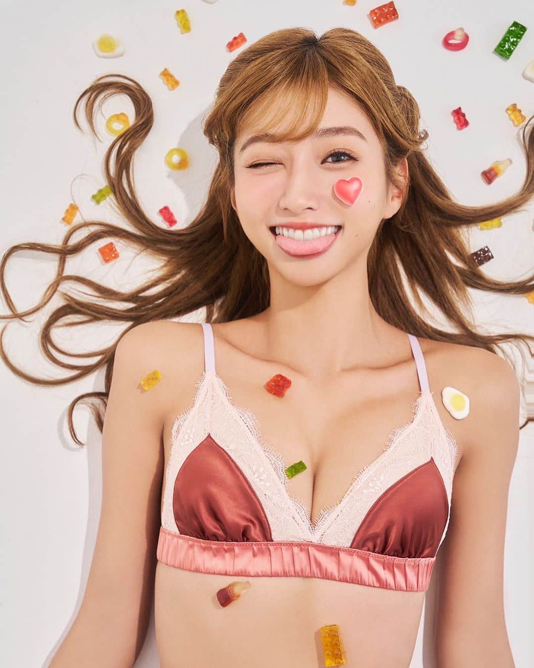 大貫彩香のインスタグラム：「大貫彩香カレンダー2024発売記念イベント11/18(土) 12:00 ～ 13:00💡お求めの方はこの機会にサイン入りをお渡し会でGETできます👍🏻🌸🙇🏻‍♀️ 是非整理券とお求めの商品を予約して会場までお越しください✨直接お礼を言えるのがとても嬉しいです😊皆さんにお会いできる事を楽しみにお待ちしてます🥰🥰  こちらはカレンダーのアザーカット🧸❤️🍫」