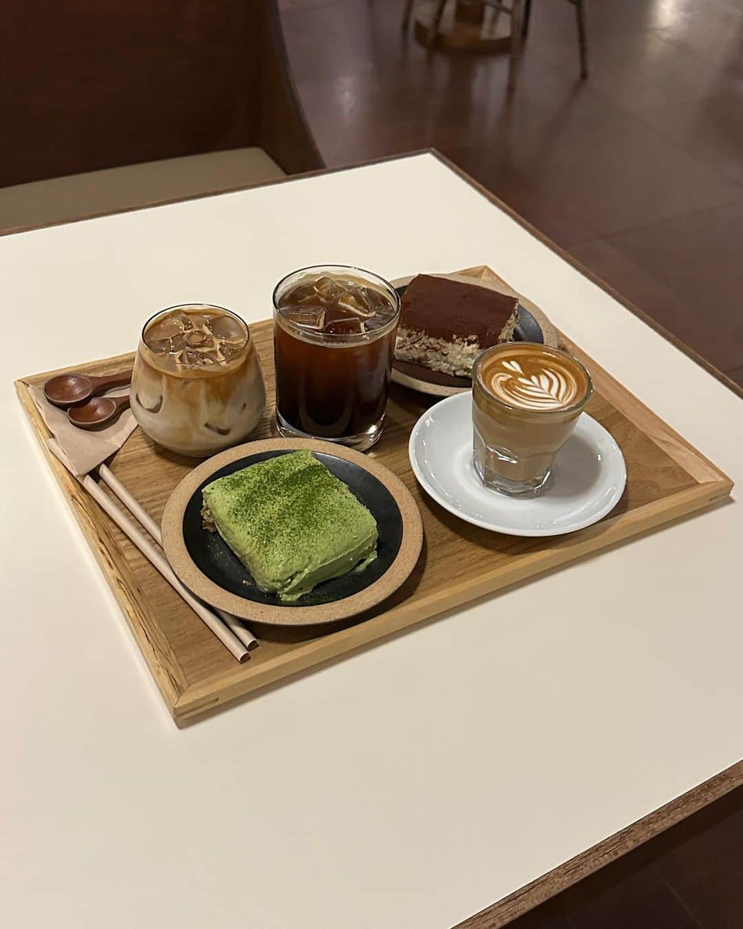 三條場夏海のインスタグラム：「. 韓国カフェ☕️ @gbdcoffee  日本の喫茶店？って感じのレトロな店内なのに 見た目から美味しくて映えるティラミスが最高だった😋  書籍では韓国ロケ中に訪れたカフェも紹介してたり…  韓国の投稿もどんどんしていこ〜  #韓国カフェ #珈琲島」