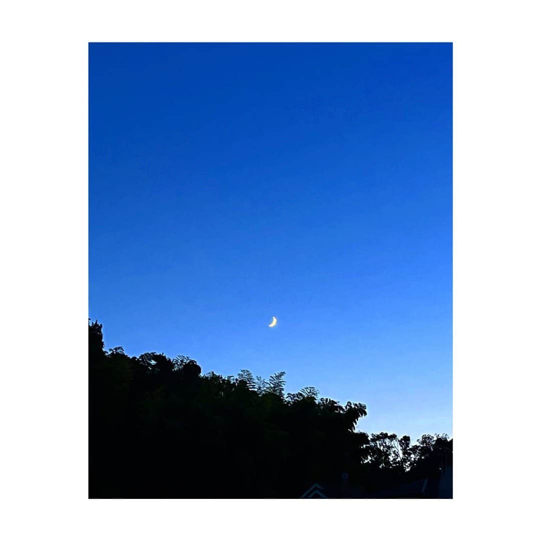 黒沢あすかさんのインスタグラム写真 - (黒沢あすかInstagram)「きれいなお月様🌙  #衣替えの一日 #気づけばもう夕方  #黒沢あすか」10月18日 17時56分 - kurosawa_asuka_official