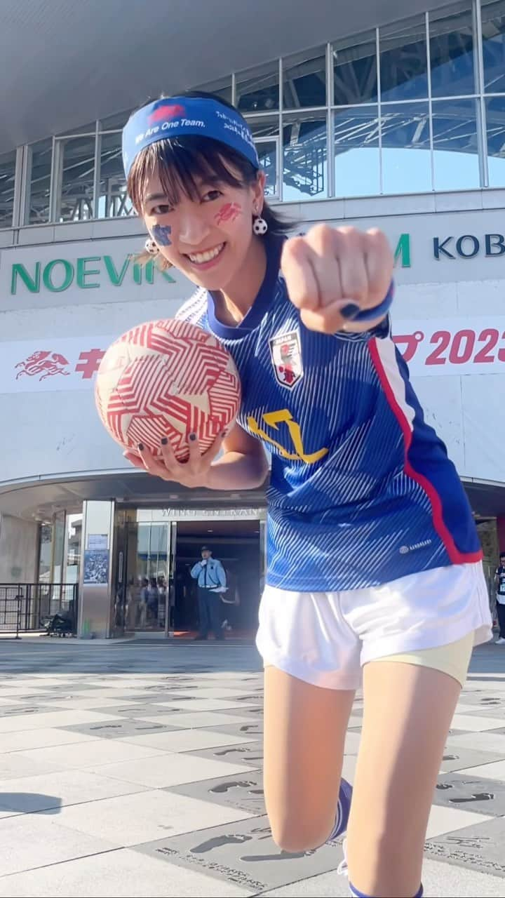 眞嶋優のインスタグラム：「勝利の舞！ノエビアスタジアム神戸で！ 国際試合6連勝！ おめでとうございます🎊  現地も盛り上がってました！ 勝利のハチマキを巻いた方もたくさんお見かけして、 嬉しかったです！一体感🔥  皆さんが思うマンオブザマッチを教えてください📣☺️  It’s my victory juggling!!!!! In Kobe, NOEVIR STADIUM KOBE.  #PR #キリン #勝利のハチマキ #サッカー日本代表 #サッカー #soccer  #football #SAMURAIBLUE #daihyo #japan  #リフティング #フリースタイルフットボール #サッカー女子 #日本 #神戸 #ノエビアスタジアム神戸 #公園 #足球 #旅行 #観光 #freestylefootball #japan #shorthair #wsskills #womensoccer #womensfootball  #japanesegirl #축구　#여자축구」