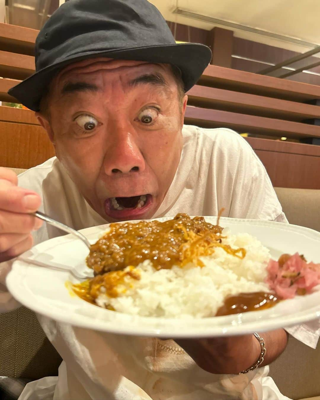 木梨憲武のインスタグラム：「ロイヤルホスト！初ジャワカレー、最高！大ピンチずかん、最高！同じのりたけ最高！初自伝！来年出るんだもんで！！セントノリダー、にッ！」