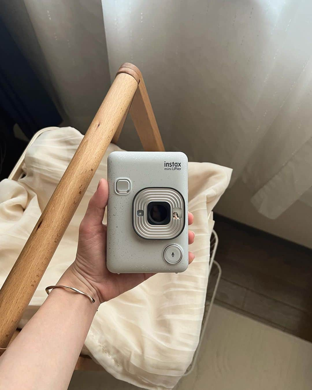 Fujifilm instaxのインスタグラム：「＼使ってみたい！と思ったら「📷」でコメントしてくださいね／ 【魅力はデザインだけじゃない🧸INSTAX mini LiPlay】  スタイリッシュでコンパクトなデザインがかわいいINSTAX mini LiPlay🕊  デザインはもちろん、機能性も抜群なんです💮 モニターを見ながら撮影して、お気に入りの画像だけをチェキプリントできますよ🙌  大切な人との思い出こそ、形にして残しませんか？  Special Thanks😌 @cy__bon.6  ﹋﹋﹋﹋﹋﹋﹋﹋﹋﹋﹋﹋﹋﹋﹋﹋﹋﹋﹋﹋﹋﹋﹋﹋ ˗ˏˋ 「𝐢𝐧𝐬𝐭𝐚𝐱 <チェキ> 」公 式 ア カ ウ ン ト ˎˊ˗ 　チェキを楽しむためのヒントをたっぷりとお届け…🤍   　📷新商品情報 　📷すてきな投稿紹介  　📷 撮影アイデア  🏷 #チェキ #instax  タグ付け&メンションしてね♡  素敵な投稿はこのアカウントで紹介しちゃうかも🌷   𝑪𝑯𝑬𝑪𝑲 👉@cheki_instax ﹋﹋﹋﹋﹋﹋﹋﹋﹋﹋﹋﹋﹋﹋﹋﹋﹋﹋﹋﹋﹋﹋﹋﹋ #チェキ #INSTAXlife #INSTAX #INSTAXmini  #INSTAXcamera #cheki #FUJIFILM #富士フイルム #チェキのある生活 #マイチェキ #INSTAXminiLiPlay #インスタックスミニリプレイ #フィルムカメラのある生活 #フィルムカメラ #selfie #カメラ女子 #チェキ女子 #ガジェット好き #マストアイテム #淡色コーデ #淡色女子 #淡色インテリア #カップルフォト #置き画倶楽部 #フィルム写真部 #フィルム部 #フィルムで残す日常」