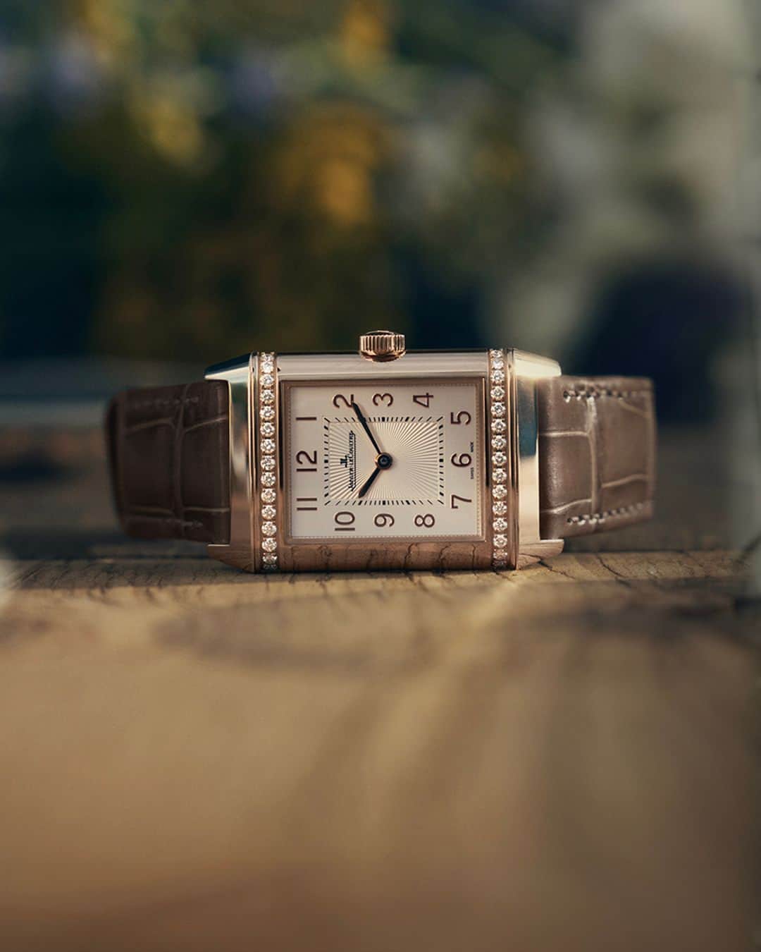 のインスタグラム：「Inspired by the intricacies of watchmaking. #MadeofMakers _ Brendi Wedinger @brendilw Reverso Classic Duetto Designed, made and assembled in our Manufacture _  ‘Aside from the natural beauty of the valley, I felt very inspired by the high-complication watches and the unique details you find in them. I wanted the flowers to be complex and one-of-a kind, like the watches, with all of the beauty and immense detail that can be found in both.’ – Brendi Wedinger. _  #JaegerLeCoultre #MadeofMakers #BrendiWedinger」