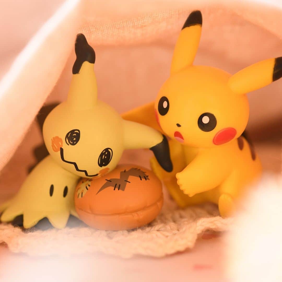 ピカチュウ公式Instagramのインスタグラム：「【 #今日のピカチュウ 】  ミミッキュのお気に入りのクッション❣ ピカチュウもいっしょにモフモフしたいみたい🥰  #ピカチュウ #ミミッキュ #ポケモン #ポケットモンスター #今日の一枚 #クッション #秋 #pikachu #mimikyu #pokemon #pokémon #pikachu_snap #cushion #fall #autumn」