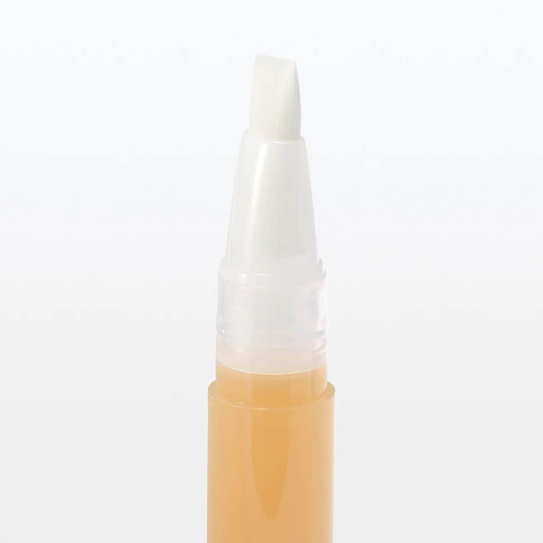 無印良品さんのインスタグラム写真 - (無印良品Instagram)「【今週の一押し新商品】『ネイルケアオイル ラベンダー＆オレンジの香り』 - 人気の『ネイルケアオイル』に、香り付きタイプが新登場。  ラベンダー油とオレンジ果皮油を配合し、リラックスしながらケアするのにぴったりな香りに仕上げました。  指先にも使いやすいペン型の容器で、植物性オイル配合で爪にうるおいを与え乾燥から守ります。  ▼商品名 ネイルケアオイル ラベンダー＆オレンジの香り  ▼価格（消費税込み） 750円  ※価格は2023年10月18日現在のものです - #無印良品 #MUJI #MUJI新商品 #ボディケア #ネイルケア #ネイルケアオイル #ネイルケアオイル #保湿ケア #乾燥対策」10月18日 18時00分 - muji_global