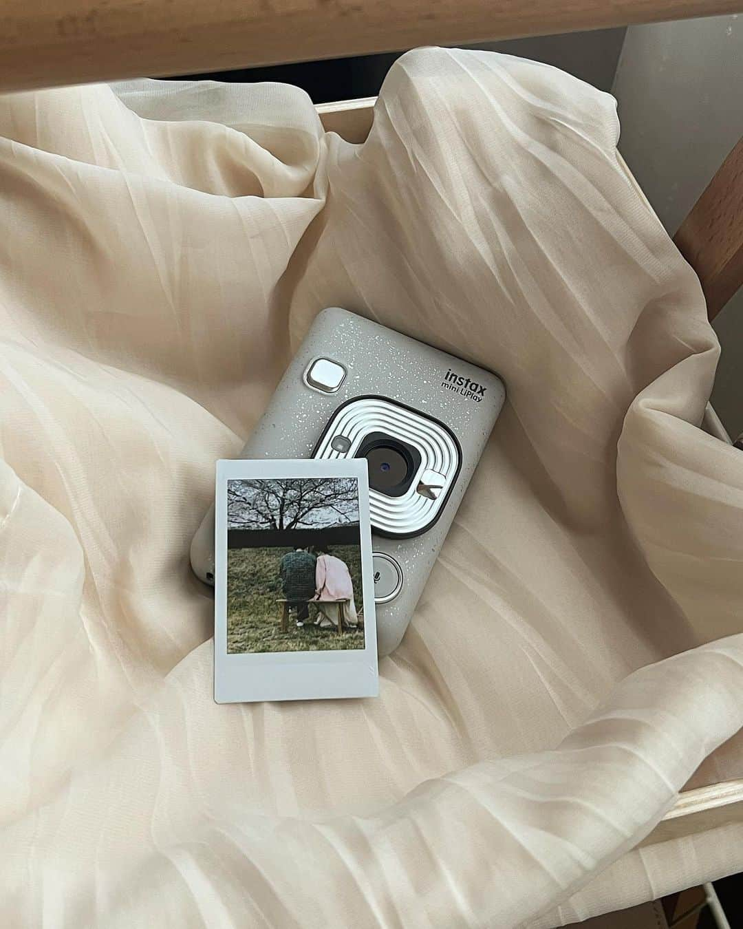 Fujifilm instaxさんのインスタグラム写真 - (Fujifilm instaxInstagram)「＼使ってみたい！と思ったら「📷」でコメントしてくださいね／ 【魅力はデザインだけじゃない🧸INSTAX mini LiPlay】  スタイリッシュでコンパクトなデザインがかわいいINSTAX mini LiPlay🕊  デザインはもちろん、機能性も抜群なんです💮 モニターを見ながら撮影して、お気に入りの画像だけをチェキプリントできますよ🙌  大切な人との思い出こそ、形にして残しませんか？  Special Thanks😌 @cy__bon.6  ﹋﹋﹋﹋﹋﹋﹋﹋﹋﹋﹋﹋﹋﹋﹋﹋﹋﹋﹋﹋﹋﹋﹋﹋ ˗ˏˋ 「𝐢𝐧𝐬𝐭𝐚𝐱 <チェキ> 」公 式 ア カ ウ ン ト ˎˊ˗ 　チェキを楽しむためのヒントをたっぷりとお届け…🤍   　📷新商品情報 　📷すてきな投稿紹介  　📷 撮影アイデア  🏷 #チェキ #instax  タグ付け&メンションしてね♡  素敵な投稿はこのアカウントで紹介しちゃうかも🌷   𝑪𝑯𝑬𝑪𝑲 👉@cheki_instax ﹋﹋﹋﹋﹋﹋﹋﹋﹋﹋﹋﹋﹋﹋﹋﹋﹋﹋﹋﹋﹋﹋﹋﹋ #チェキ #INSTAXlife #INSTAX #INSTAXmini  #INSTAXcamera #cheki #FUJIFILM #富士フイルム #チェキのある生活 #マイチェキ #INSTAXminiLiPlay #インスタックスミニリプレイ #フィルムカメラのある生活 #フィルムカメラ #selfie #カメラ女子 #チェキ女子 #ガジェット好き #マストアイテム #淡色コーデ #淡色女子 #淡色インテリア #カップルフォト #置き画倶楽部 #フィルム写真部 #フィルム部 #フィルムで残す日常」10月18日 18時00分 - cheki_instax