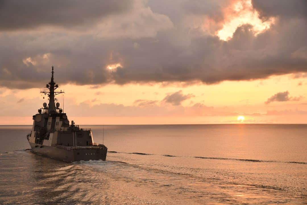 海上自衛隊さんのインスタグラム写真 - (海上自衛隊Instagram)「今日もお疲れ様でした。 気を付けてお帰りください。  #あしがら #夕日 #日没 #24時間365日 #帰り道」10月18日 18時00分 - jmsdf_pr