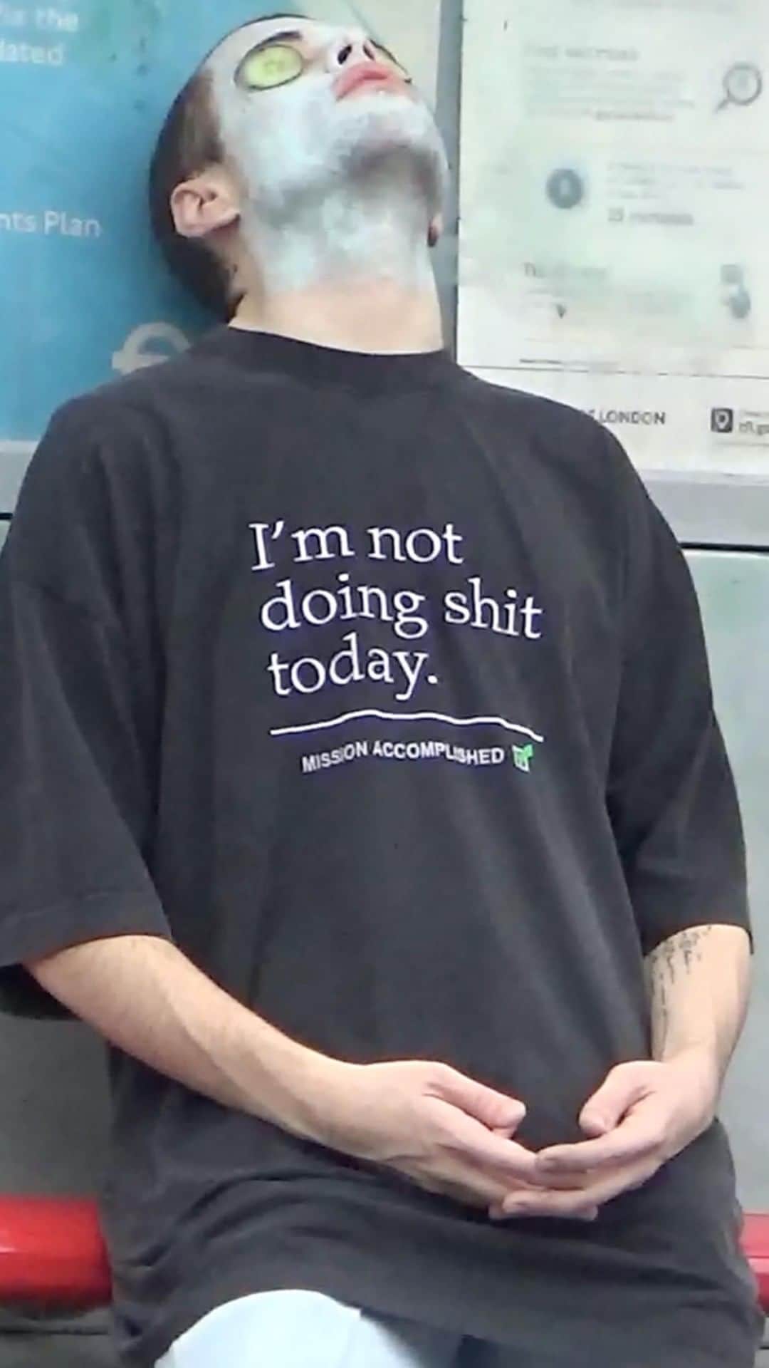 のインスタグラム：「Mid week energy via @vetements_official」