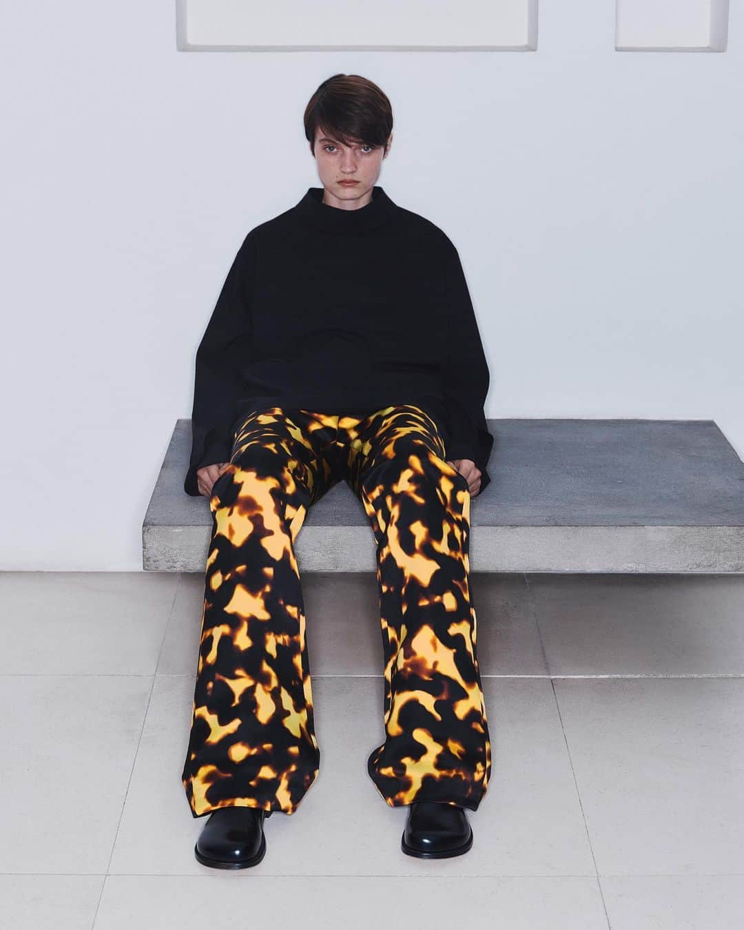 のインスタグラム：「Blurred effects.   Tortoiseshell print trousers in duchesse silk from LOEWE Fall Winter 2023.  loewe.com  #LOEWE #LOEWEFW23」