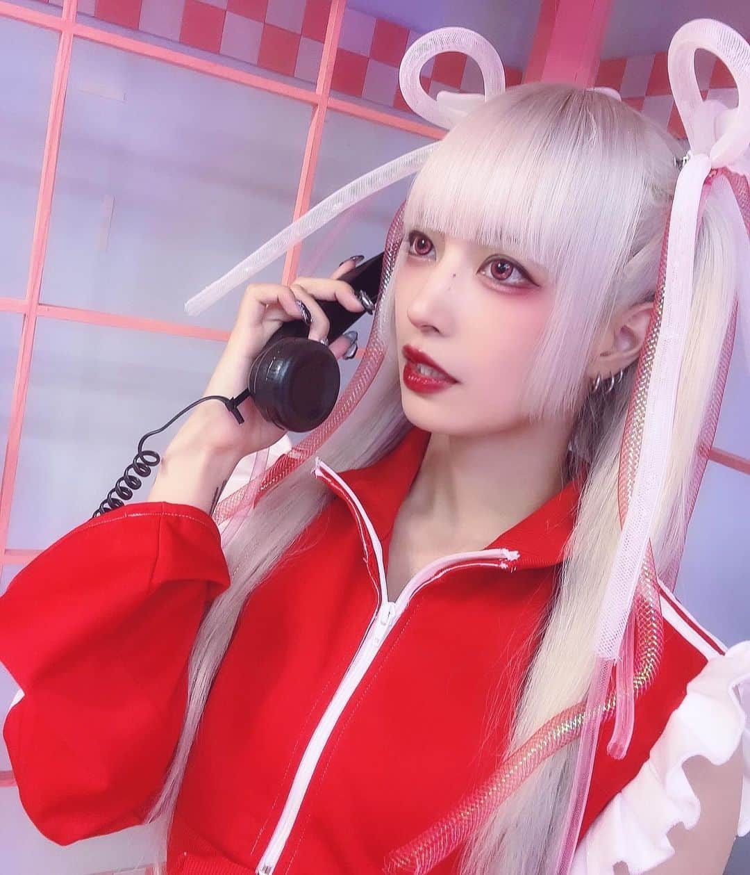 ゆえるのインスタグラム：「📱⚡️🌐👾💕  もしもし わたしゆえるちゃん  ―――いま、あなたの脳に侵入するところ👾⚡️💕  _ #メイク #アイドル #コスプレイヤー  #推してください #ネオエレクトロクラッシュ  #被写体 #角色扮演 #闇属性 #サブカル #派手髪 #y2k  #fashion #cosplay #cosplayer #kawaii #cyberkawaii #japanesegirl #japanesecosplayer #anime #photography #photogram  #follw #followｍe #idol #artist #model」