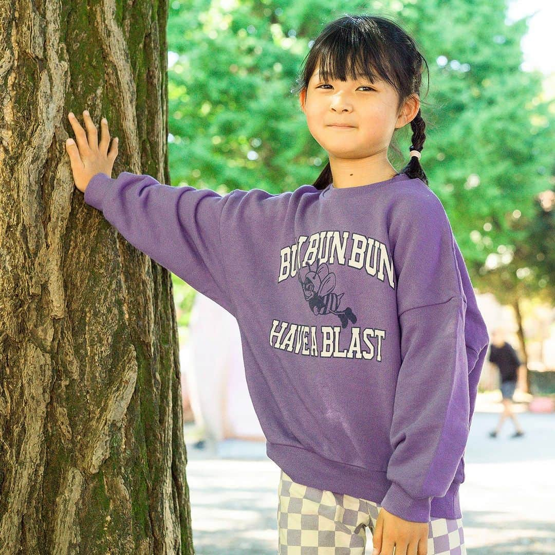 エフオーオンラインストア 子供服さんのインスタグラム写真 - (エフオーオンラインストア 子供服Instagram)「【ゆずみつ×BREEZE】 大人気インフルエンサーのゆずみつさん( @10siomi )がBREEZEとコラボ⭐️ BREEZE一押しカレッジスタイルのトレーナーにハチさんファミリーとして登場⭐  みなさんのご家族にあわせてリンクできちゃう、 ステキな家族仲良しトレーナーになってます⭐  ファミリーリンクコーデを楽しんでください😊  ▼商品ポイントはこちら▼  ＜トレーナー：キッズサイズ＞ 元気いっぱい冒険大好きなキッズはとっても楽しそう♪ 本格派カレッジだからパパママと一緒に古着スタイルが楽しめます⭐ ゆったりシルエットで着心地も抜群◎  ＜ボディーオール＞ ミルクをもったおしゃぶりベビーちゃんがかわいくて、ひとめぼれ！ 本格カレッジだけど、襟と袖口の配色でポップなのがベビーちゃん流👶🍼  ＜トレーナー：ママサイズ＞ ママはゆったりお花の上でチルタイムがかわいい♡ 袖にボリュームのある、ゆったりシルエットですが、 丈が長くなりすぎないスタイルよく見え効果がママ用の秘訣✨  ＜トレーナー：パパサイズ＞ パパはちみつ集めのお仕事中🍯 可愛くなりすぎないイラストと ゆったりビックシルエットのデザインなのでパパも着やすいです♪  ----------------------------  🏷WEB限定 ゆずみつといっしょトレーナー ￥2,200(税込) #J511953  🏷WEB限定 ゆずみつといっしょボディーオール ￥2,530(税込) #J534913  🏷WEB限定 ゆずみつといっしょトレーナー（ママ） ￥2,970(税込) #J511963  🏷WEB限定 ゆずみつといっしょトレーナー（パパ） ￥2,970(税込) #J511973  ======================= 商品詳細や価格は ショッピングタグからご覧いただけます★ =======================  #foonline #BREEZE #ブリーズ #子供服 #こどもふく #ベビー服 #キッズ服 #キッズコーデ #女の子コーデ  #おしゃれキッズ #おしゃれキッズと繋がりたい #キッズトップス #キッズトレーナー #トレーナー #リンクコーデ #ファミリーリンクコーデ」10月18日 18時01分 - foonline