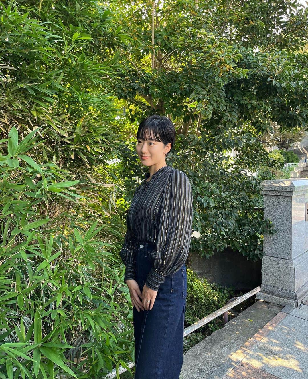 のインスタグラム：「ロールアップデニム/BANANA REPUBLIC  メタリックストライプ ブラウス/BANANA REPUBLIC  リラックスデニムと、ブラウス。デニムはロールアップなしでも着れてブラウスもフィット感とボリューム感が◎♡ @bananarepublic_jp   #PR #TheBRLook  #バナナリパブリック #バナリパ #ロールアップデニム」