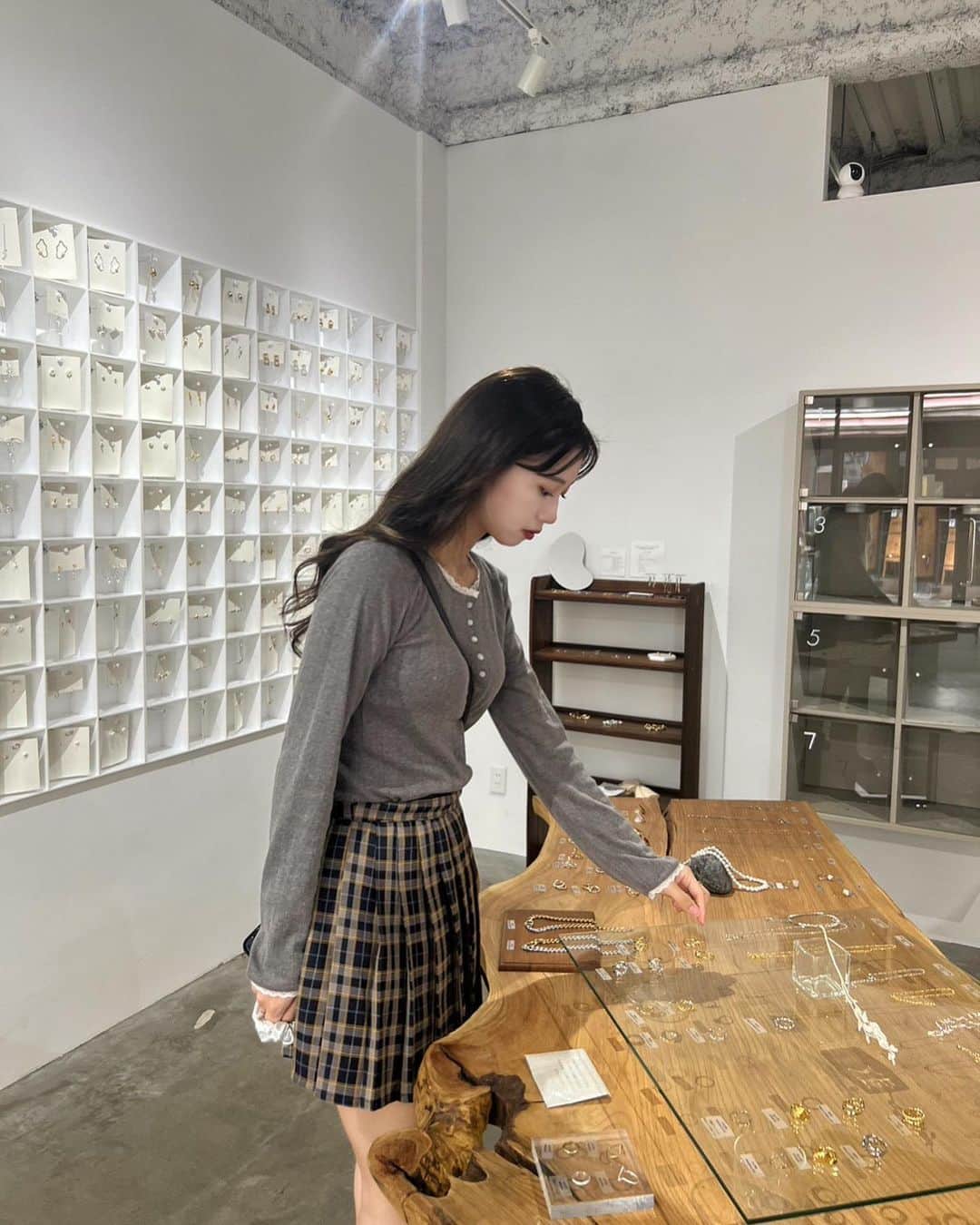 MISEIのインスタグラム：「グレー似合わないけど可愛くて着ちゃう☁️⛓🩶 何色似合うと思う？？？✨   #tina  #tinajojun」