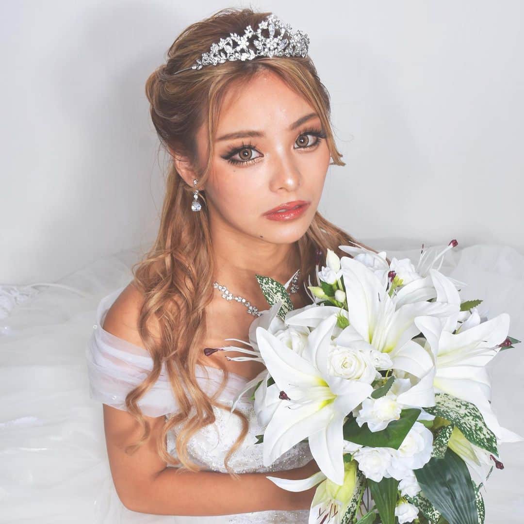 nutsのインスタグラム：「today's nuts shot🥜 @maaaami79   YouTubeで体験したブライダルフォト♡かわいすぎ🥹  #gal #gyaru #japanesegyaru #ギャル #姉ギャル #nuts #ブライダルフォト」
