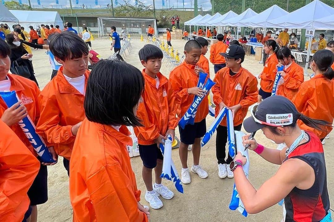 TOMOMIさんのインスタグラム写真 - (TOMOMIInstagram)「#四万十ウルトラマラソン 100km☀️🏃‍♀️ ⌚️8:30:22 (自己ベスト37分49秒更新🥹✨) 女子総合3位🥉  いくつになっても表彰式でお祝いしてもらえるのは嬉しいっ🥰🥰🥰✨  選手リスト見て超ハイレベルなレースにエントリーしてしまったと焦り倒してましたが😇😇😇  トップ選手たちの爆速のおかげで大幅に自己ベスト更新！✨  カラダはボロボロですが本当によかったです🥹❤️❤️❤️  たくさんの応援やメッセージ📣も本当にありがとうございました❤️  Special support🤝✨ 【#pointpay 】 超お得なポイントサイト🎉 このサイトを使えば 🉐尾藤朋美の応援グッズ10%オフで買えちゃいます！✨ @pointpay.official   【#SPOT 🛰️ #Globalstar 】 私たちの安全を確保してくれる衛星端末！✨ エベレストや電波がない世界でもこの子がいれば安心です☺️💕🌏✨ @spot_llc  【#ニンジンだもの 🥕 】 安心安全の超おいしいニンジンジュース🥹❤️✨ マタニティママさんも安心して飲めるジュースです☺️🥕 @ninjindamono_cypress   【#オレは摂取す】 5年前からひたすら愛用している 最高のエネルギー&リカバリージェル🍎🐟 @orehasesshusu   －－－－－－－－－－－－－－－－－－－－－－－－  今回レース出場のキッカケをくれたザムスト様！！！！ 本当にありがとうございました！✨ 高機能で最高パフォーマンスを発揮させてくれた神様カーフカバー最強でした✊🔥🔥🔥  @zamst.jp   そして四万十へのアクセスは #ジェットスターで高知 ！！ 私の愛用しまくっている ジェットスターで行ってきました🙋‍♀️❤️✨ 今回も安定の便利でコスパの良い空の旅になりました😆🧡 @jetstar_japan #ジェットスター ✈️ #ジェットスターアンバサダー  #athlete #running #marathon #trail #trailrunning #mountain #japan #runner  #四国 #高知 #四万十 #ウルトラマラソン #尾藤朋美  #日本代表 #アスリート #ランナー #トレイルランナー #マラソン #トレイルランニング」10月18日 18時04分 - tomomi_fitness