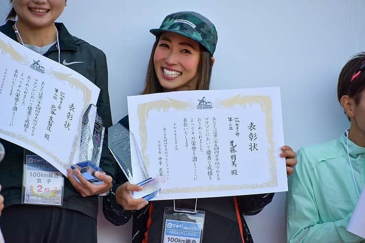 TOMOMIのインスタグラム：「#四万十ウルトラマラソン 100km☀️🏃‍♀️ ⌚️8:30:22 (自己ベスト37分49秒更新🥹✨) 女子総合3位🥉  いくつになっても表彰式でお祝いしてもらえるのは嬉しいっ🥰🥰🥰✨  選手リスト見て超ハイレベルなレースにエントリーしてしまったと焦り倒してましたが😇😇😇  トップ選手たちの爆速のおかげで大幅に自己ベスト更新！✨  カラダはボロボロですが本当によかったです🥹❤️❤️❤️  たくさんの応援やメッセージ📣も本当にありがとうございました❤️  Special support🤝✨ 【#pointpay 】 超お得なポイントサイト🎉 このサイトを使えば 🉐尾藤朋美の応援グッズ10%オフで買えちゃいます！✨ @pointpay.official   【#SPOT 🛰️ #Globalstar 】 私たちの安全を確保してくれる衛星端末！✨ エベレストや電波がない世界でもこの子がいれば安心です☺️💕🌏✨ @spot_llc  【#ニンジンだもの 🥕 】 安心安全の超おいしいニンジンジュース🥹❤️✨ マタニティママさんも安心して飲めるジュースです☺️🥕 @ninjindamono_cypress   【#オレは摂取す】 5年前からひたすら愛用している 最高のエネルギー&リカバリージェル🍎🐟 @orehasesshusu   －－－－－－－－－－－－－－－－－－－－－－－－  今回レース出場のキッカケをくれたザムスト様！！！！ 本当にありがとうございました！✨ 高機能で最高パフォーマンスを発揮させてくれた神様カーフカバー最強でした✊🔥🔥🔥  @zamst.jp   そして四万十へのアクセスは #ジェットスターで高知 ！！ 私の愛用しまくっている ジェットスターで行ってきました🙋‍♀️❤️✨ 今回も安定の便利でコスパの良い空の旅になりました😆🧡 @jetstar_japan #ジェットスター ✈️ #ジェットスターアンバサダー  #athlete #running #marathon #trail #trailrunning #mountain #japan #runner  #四国 #高知 #四万十 #ウルトラマラソン #尾藤朋美  #日本代表 #アスリート #ランナー #トレイルランナー #マラソン #トレイルランニング」